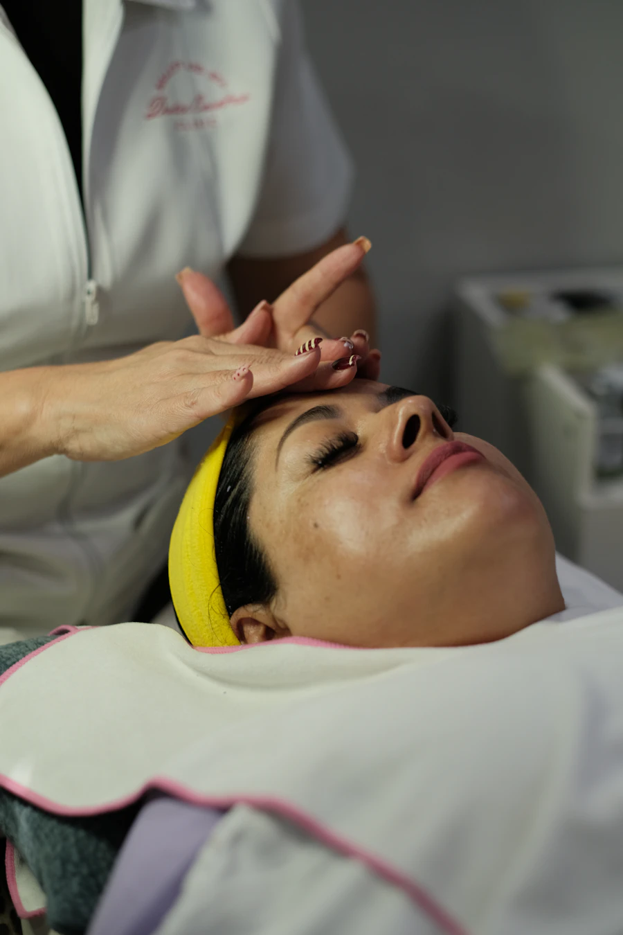 Tratamiento facial relajante en un centro de estética