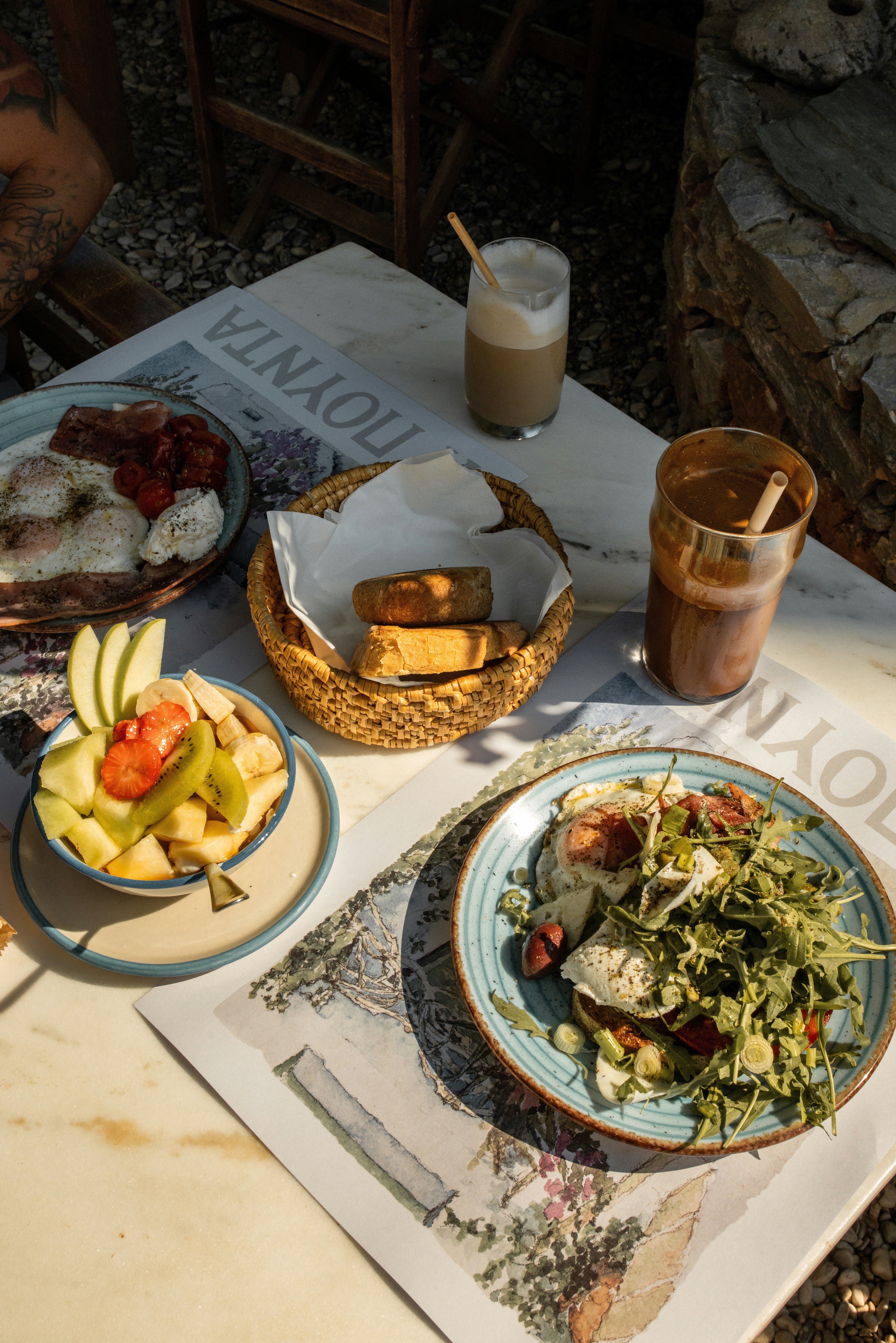 Outdoor table with breakfast, fresh fruit, and iced coffee - 相关推荐