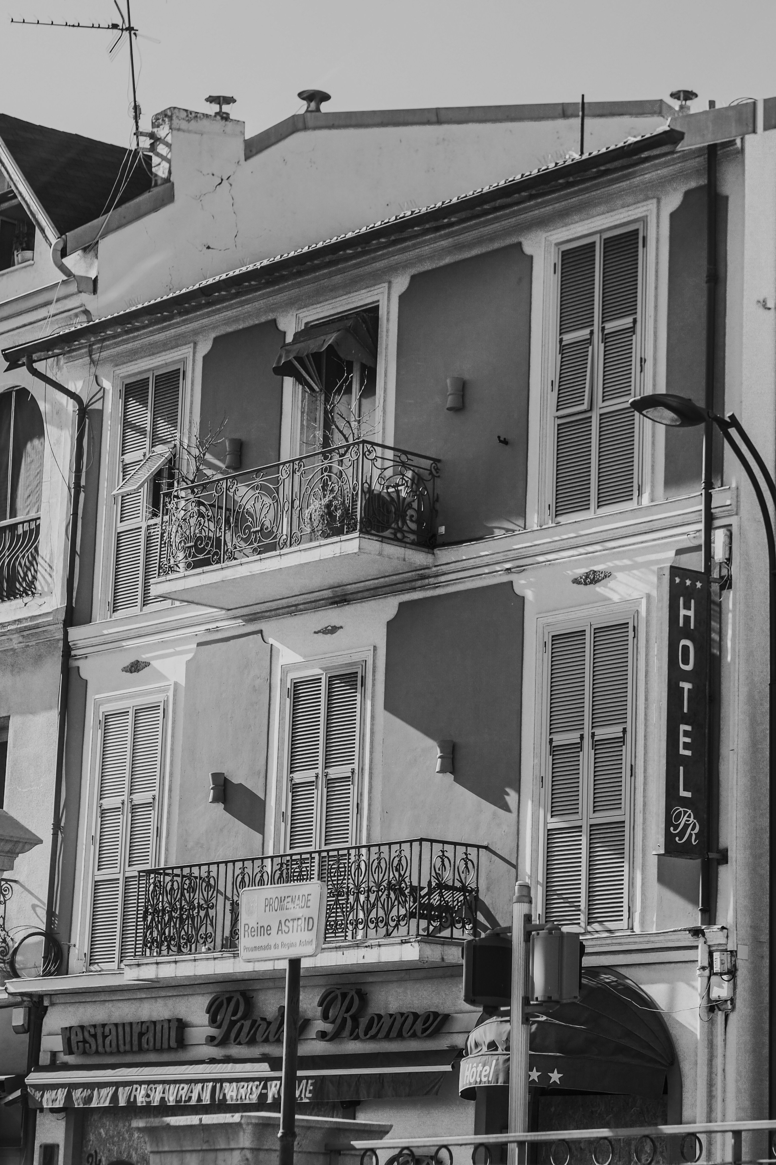 Bâtiment noir et blanc comprenant un hôtel et un restaurant