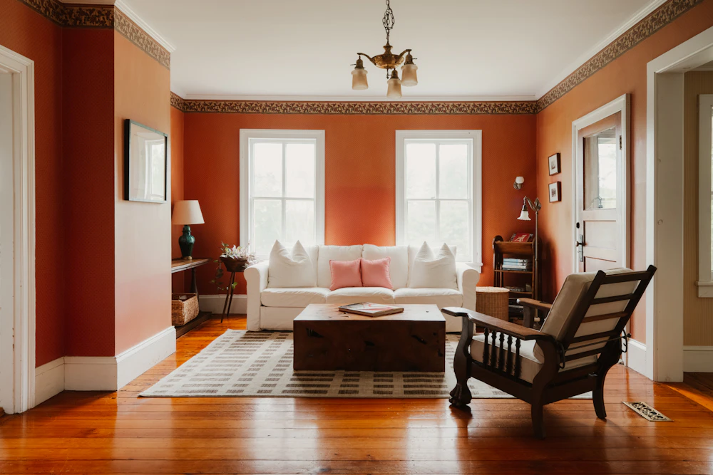Wohnzimmer mit terrakottafarbenen Wänden