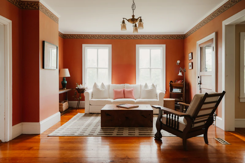 Sala real com parede em terracota e sofá branco