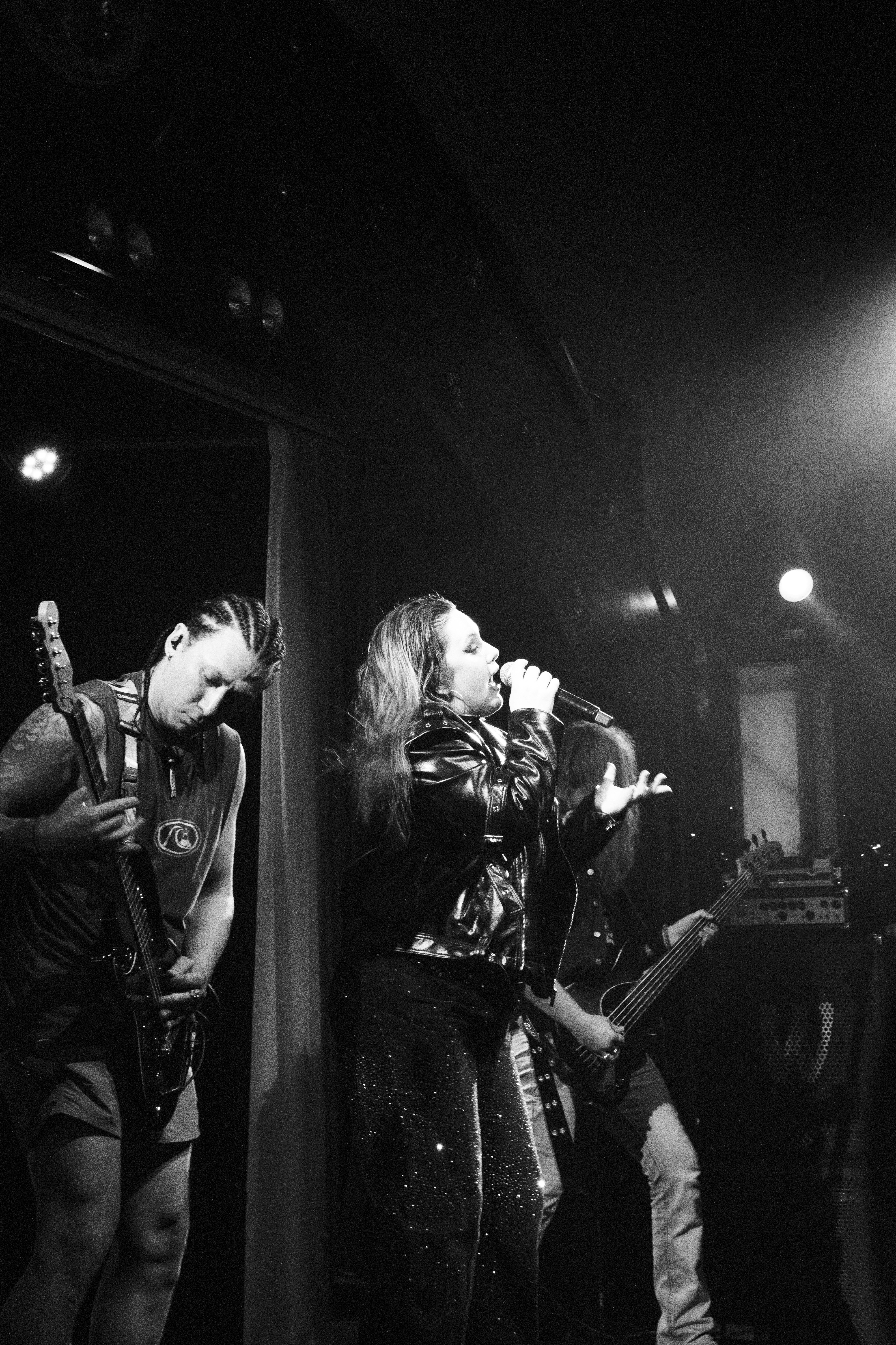 Una cantante actúa en el escenario junto a un guitarrista