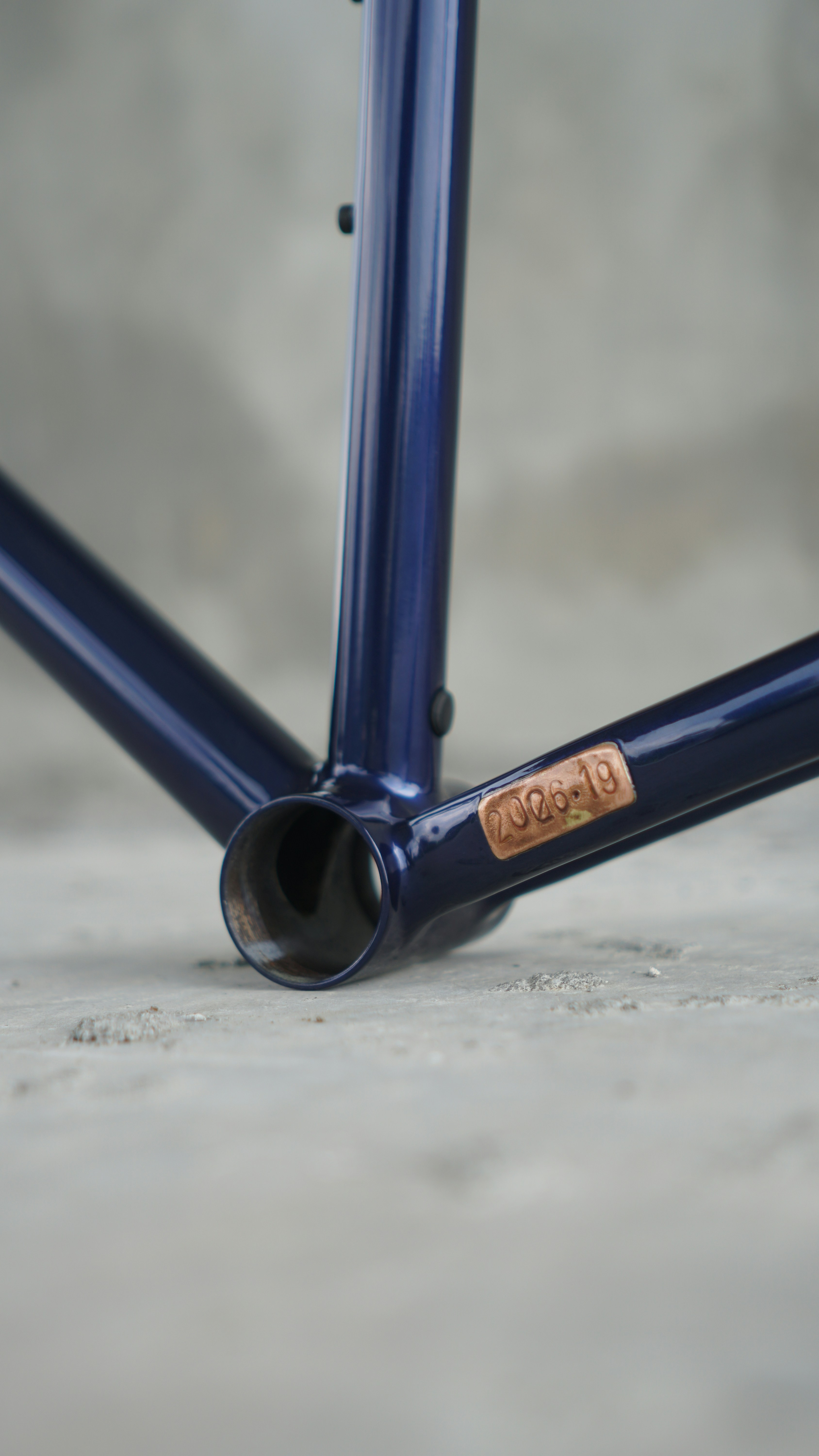 Dark blue bicycle frame with a "700c-19" tag
