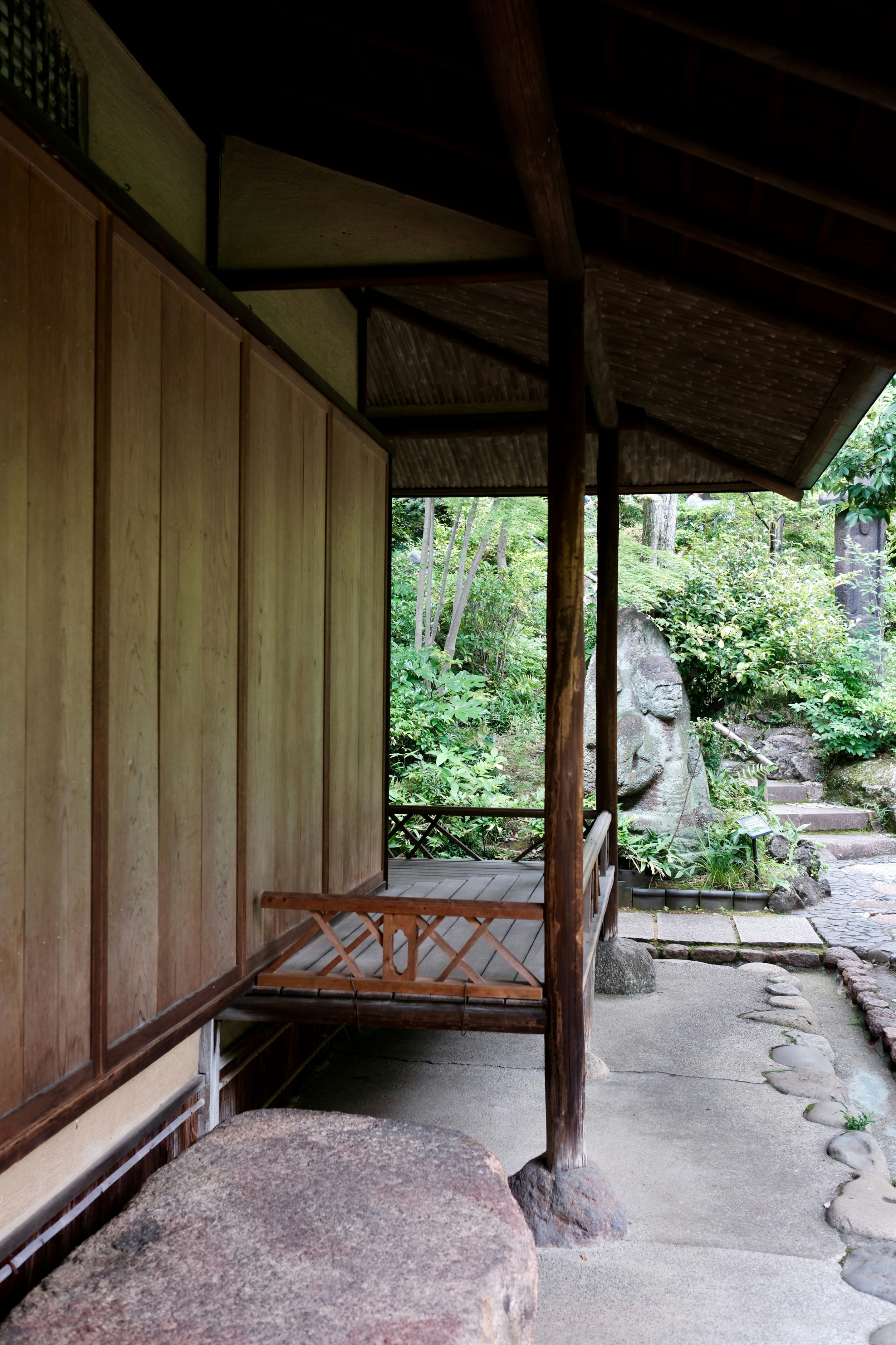 Véranda en bois pour une maison japonaise donnant sur un jardin paisible.