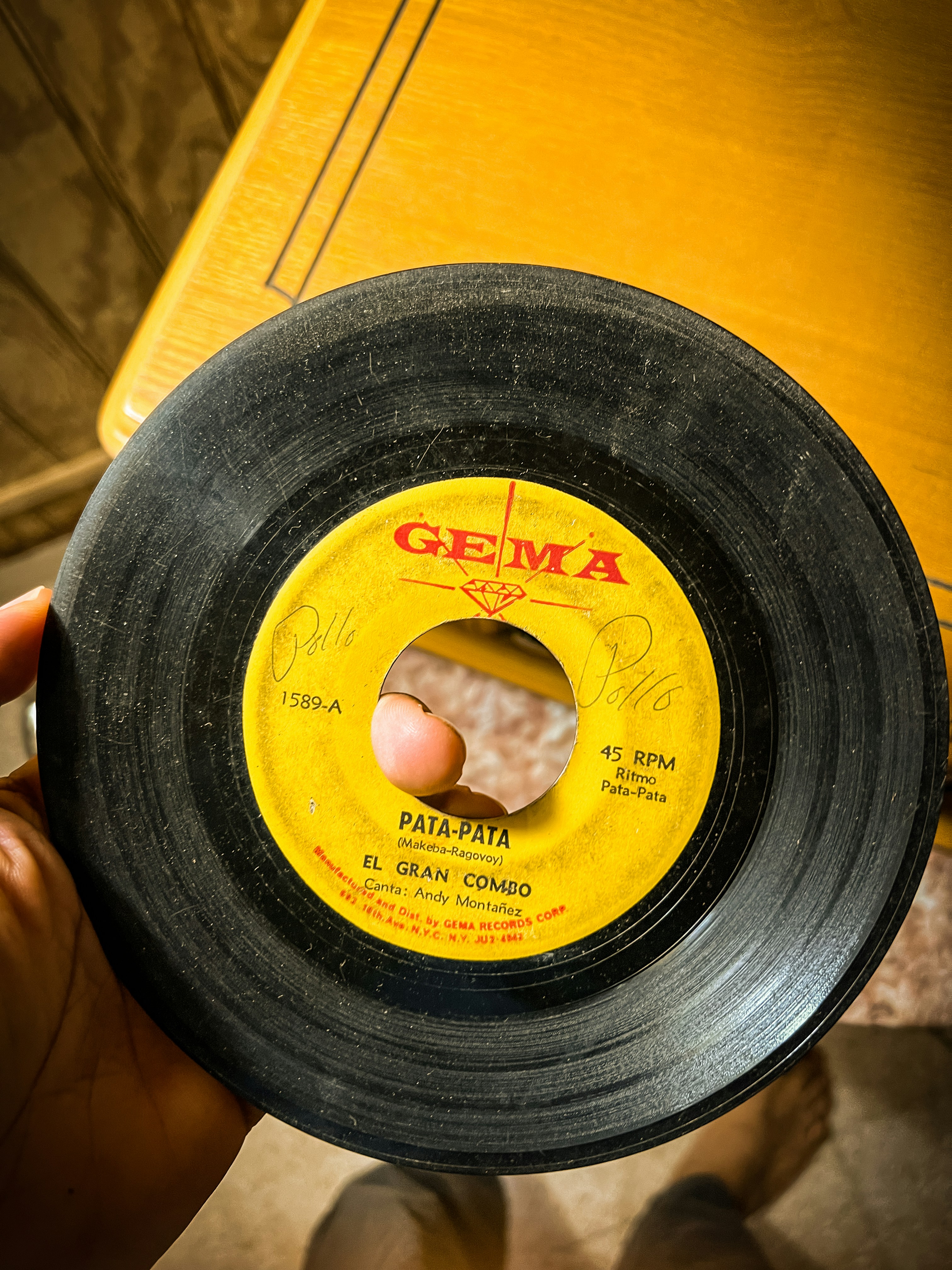 Segurando um disco vintage preto de vinil 45 rpm.