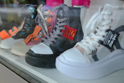 Sneakers coloridos em vitrine de loja
