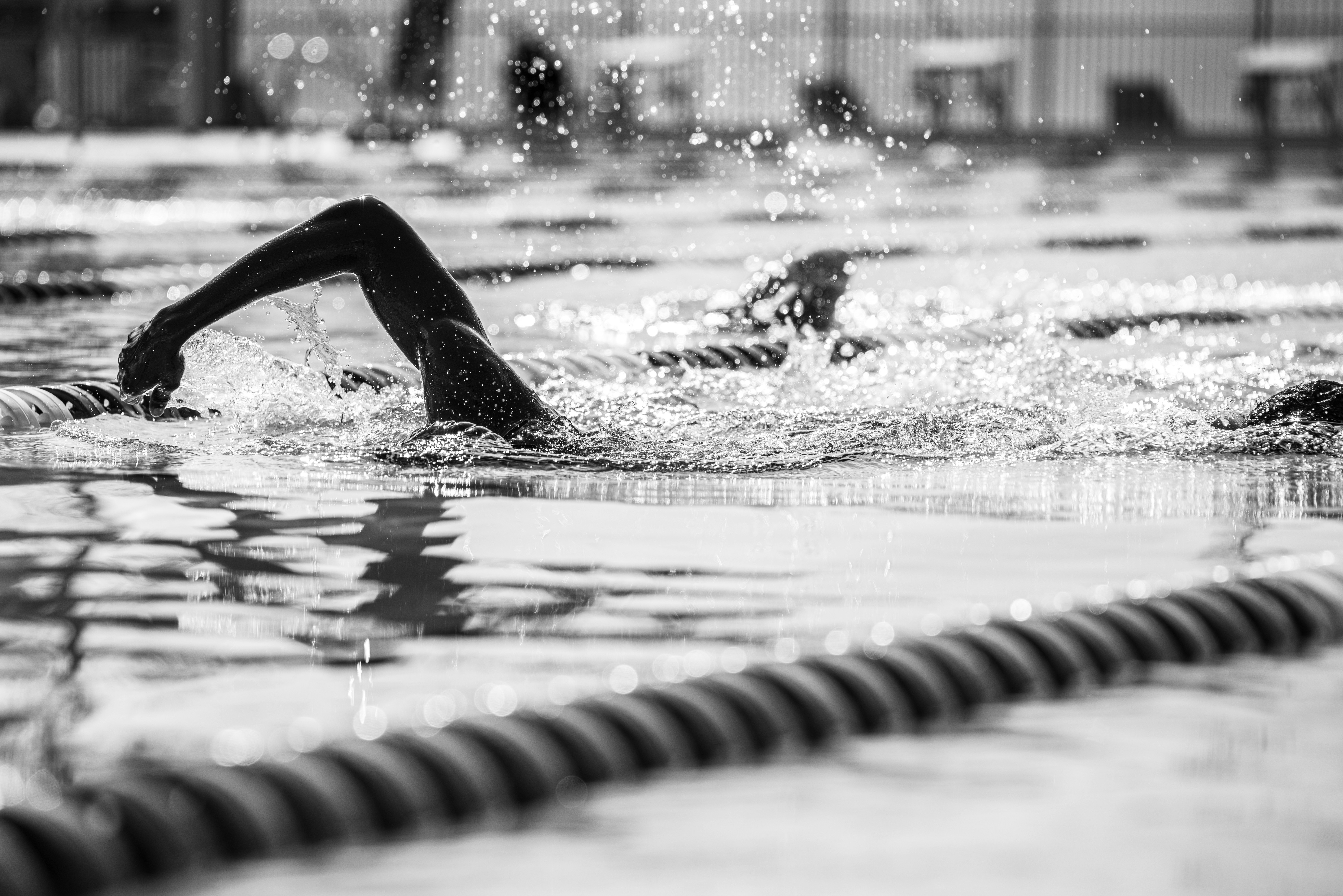 Schwimmerarm macht Spritzer im Pool