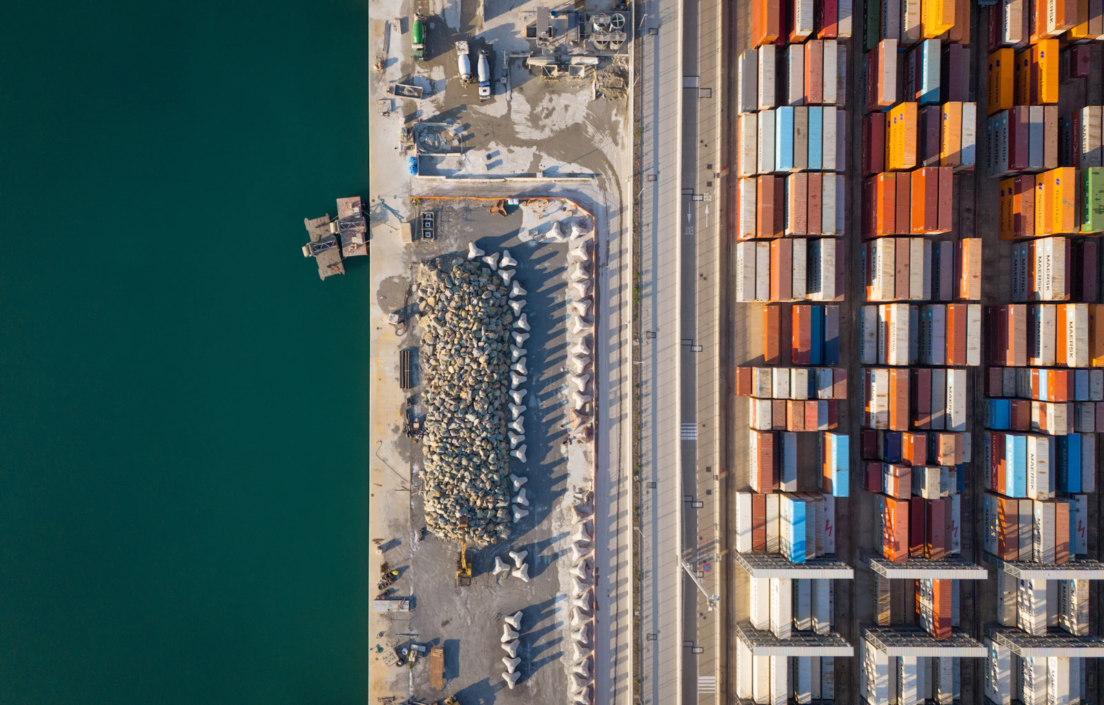 Vue aérienne d'un port rempli de conteneurs colorés