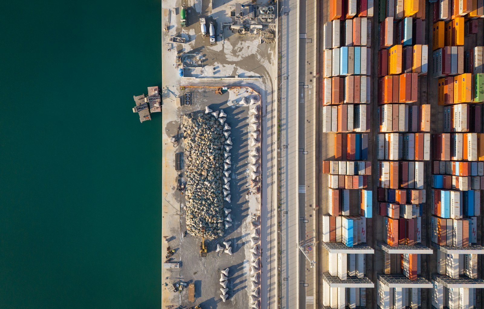 Vista aérea de porto com contêineres coloridos de importação