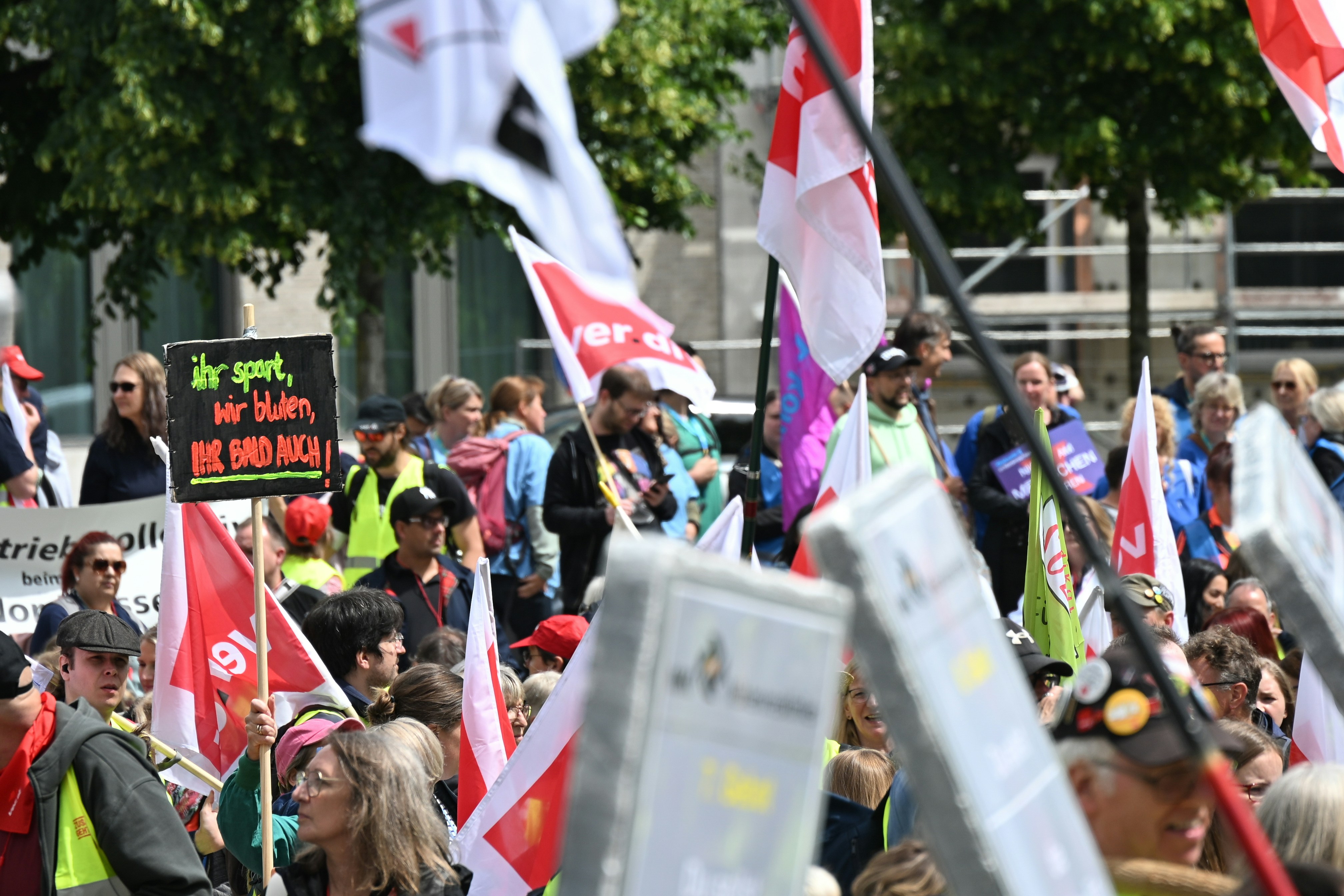 Eine Menschenmenge hielt während eines Protests Flaggen und Banner.