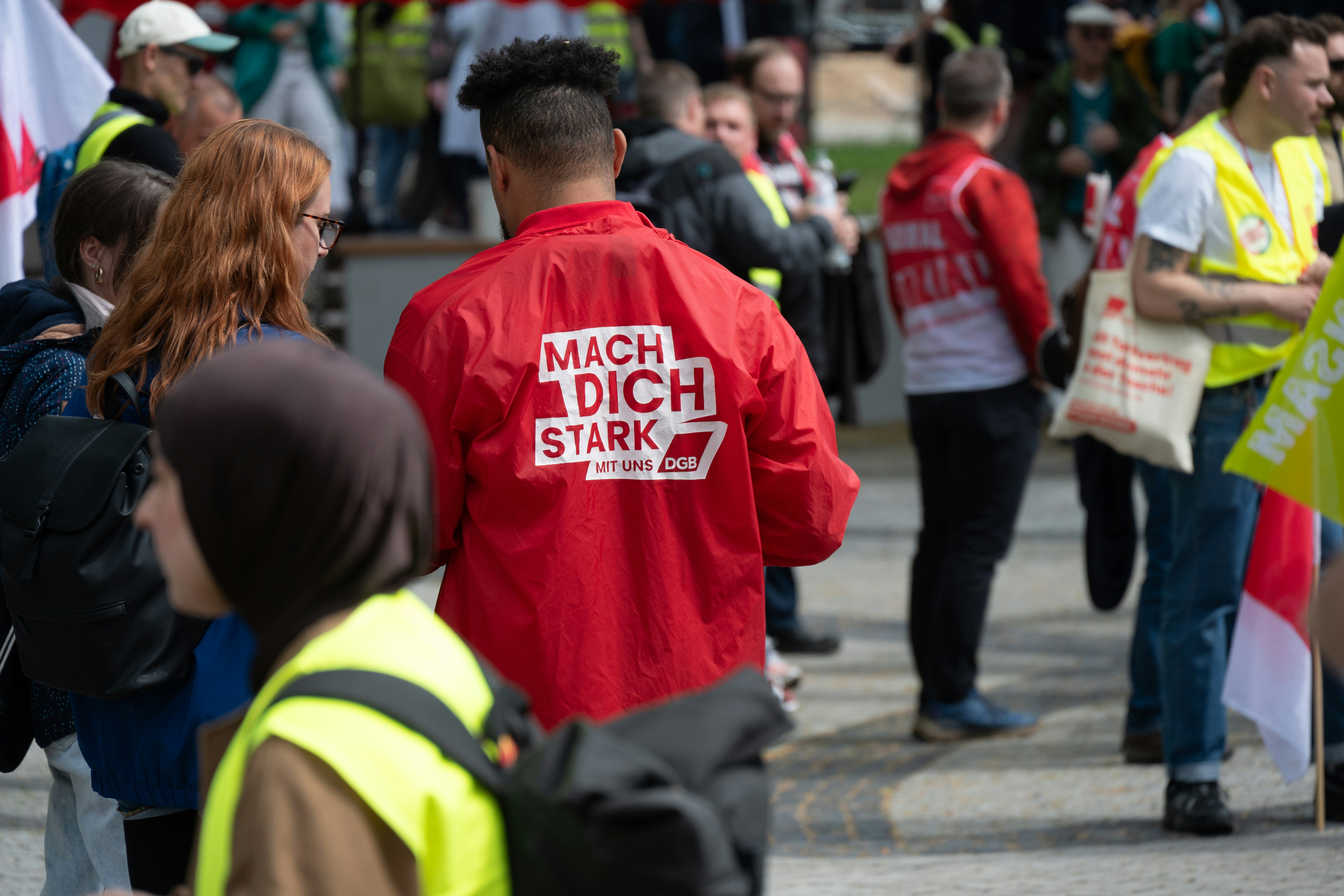 Rote Jacke mit der Aufschrift "mach dich stark" bei einer Veranstaltung.