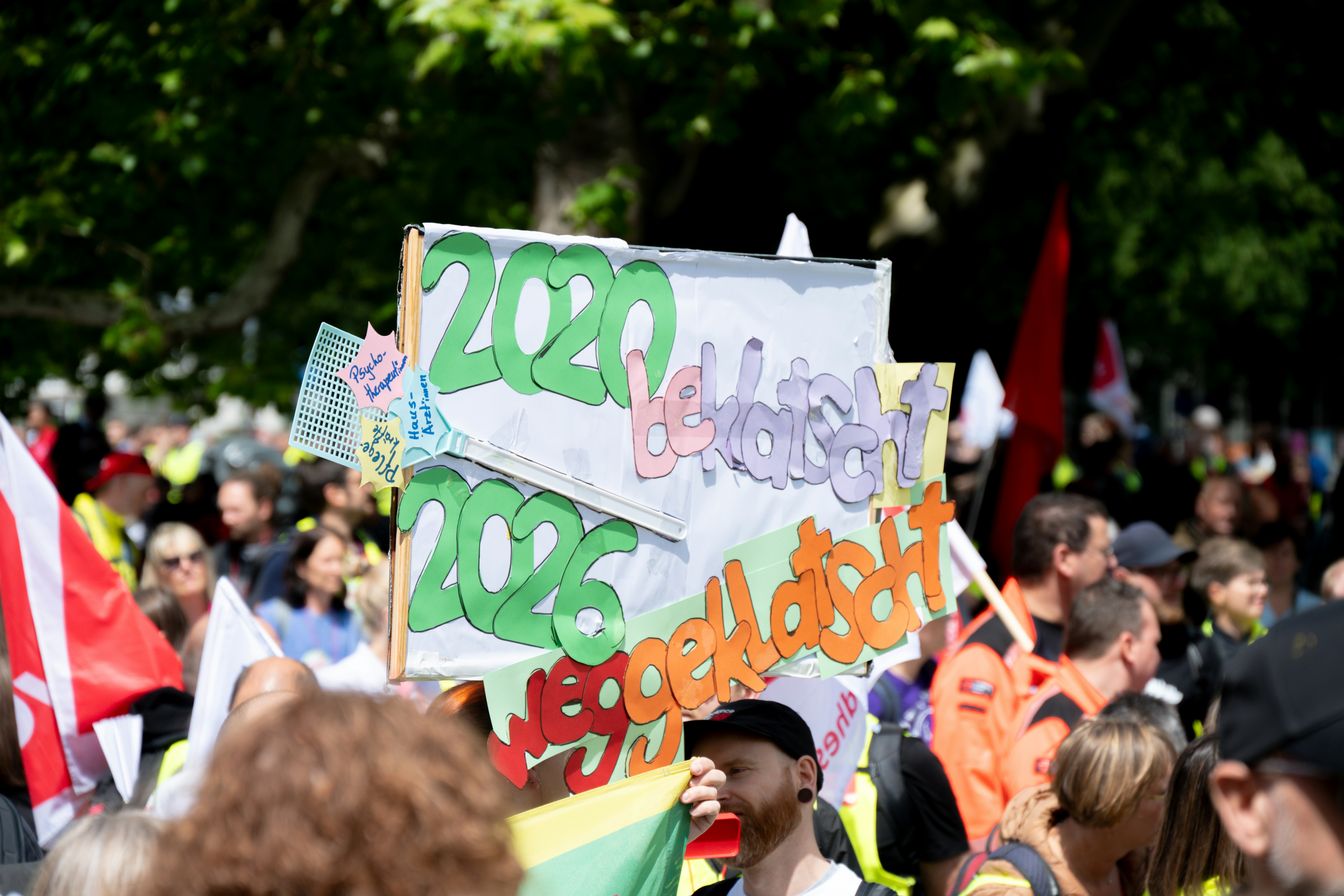Menschen, die mit einem Schild protestieren