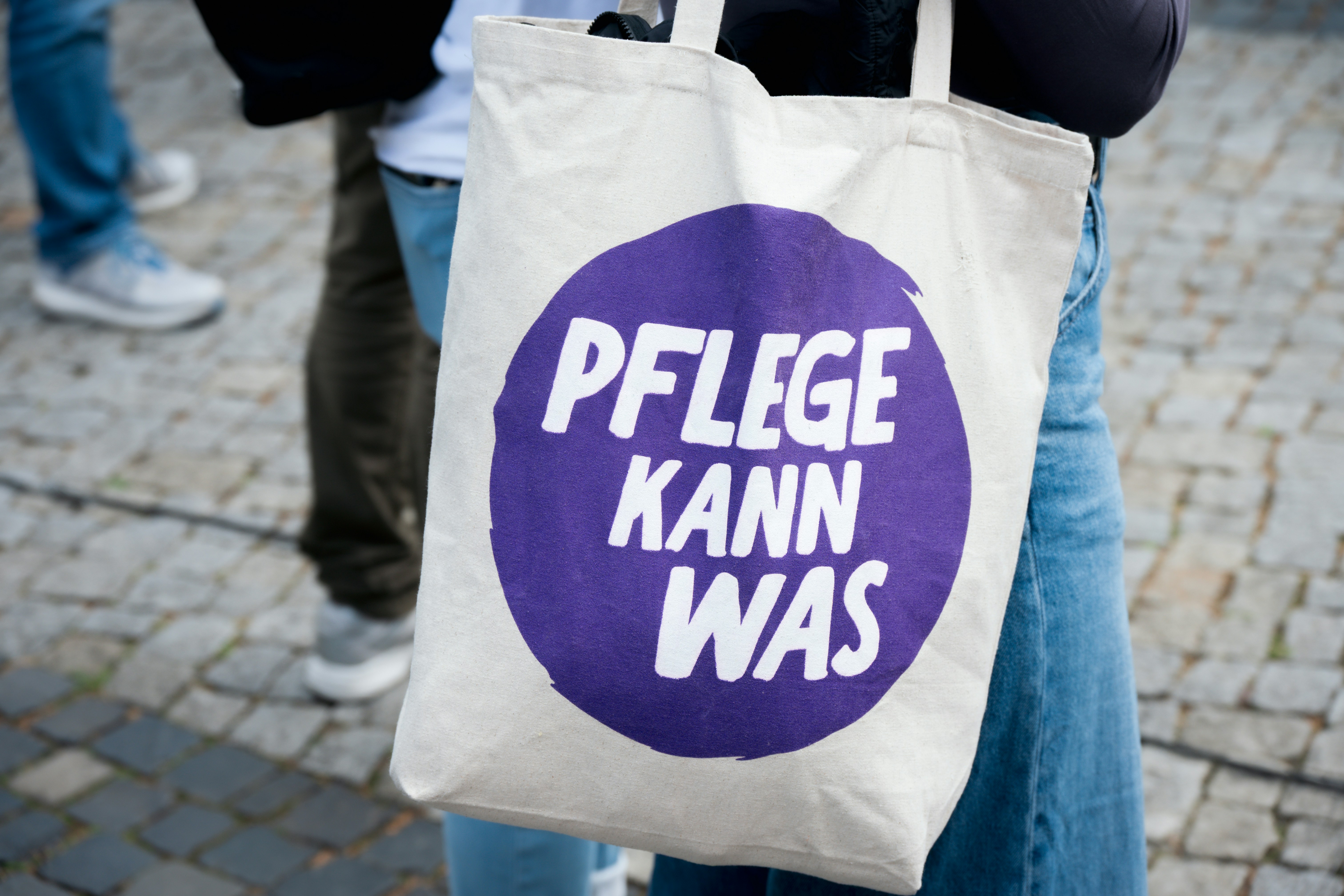 Eine Person trägt eine Tragetasche mit sich