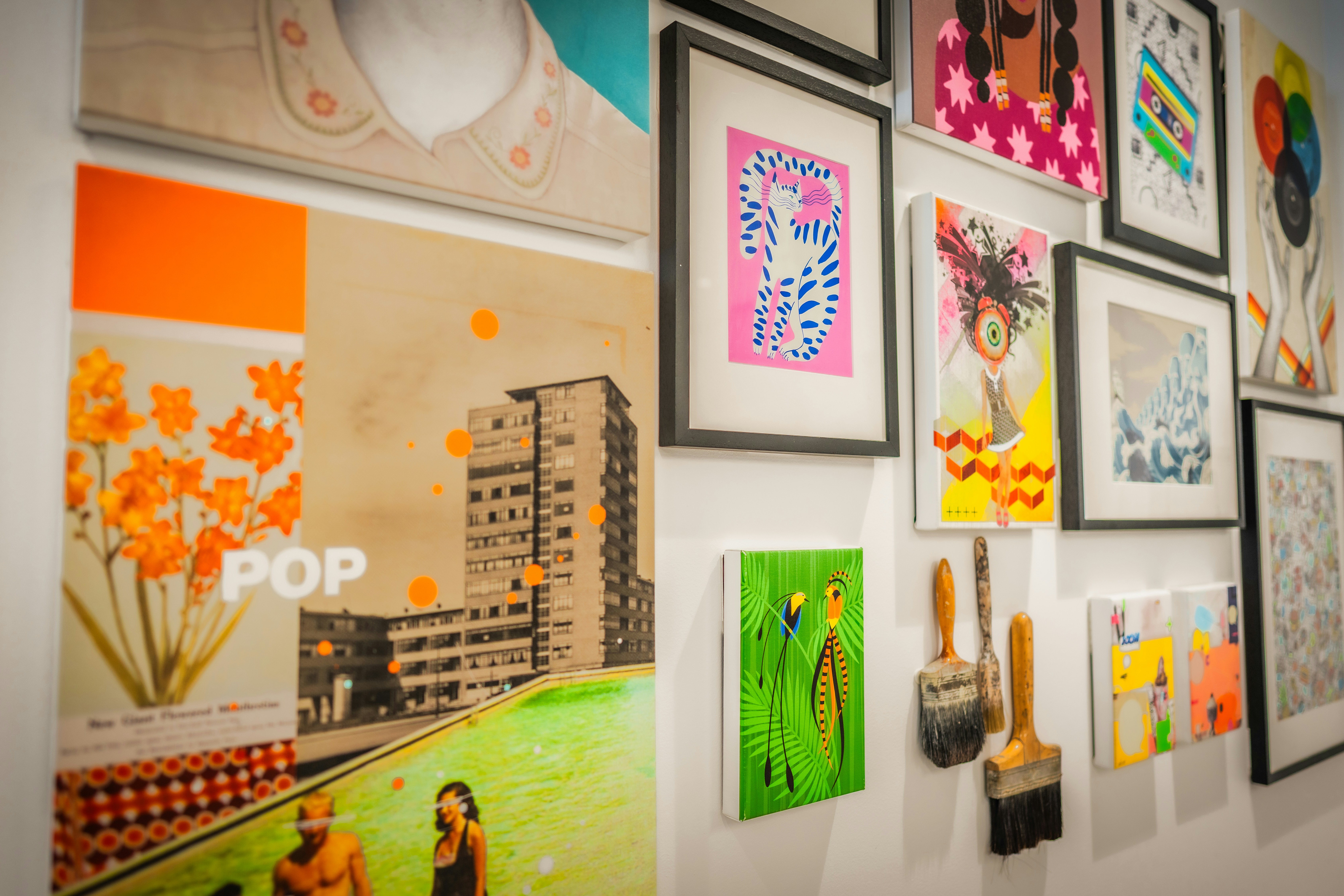 Pared creativa con obras y herramientas de trabajo