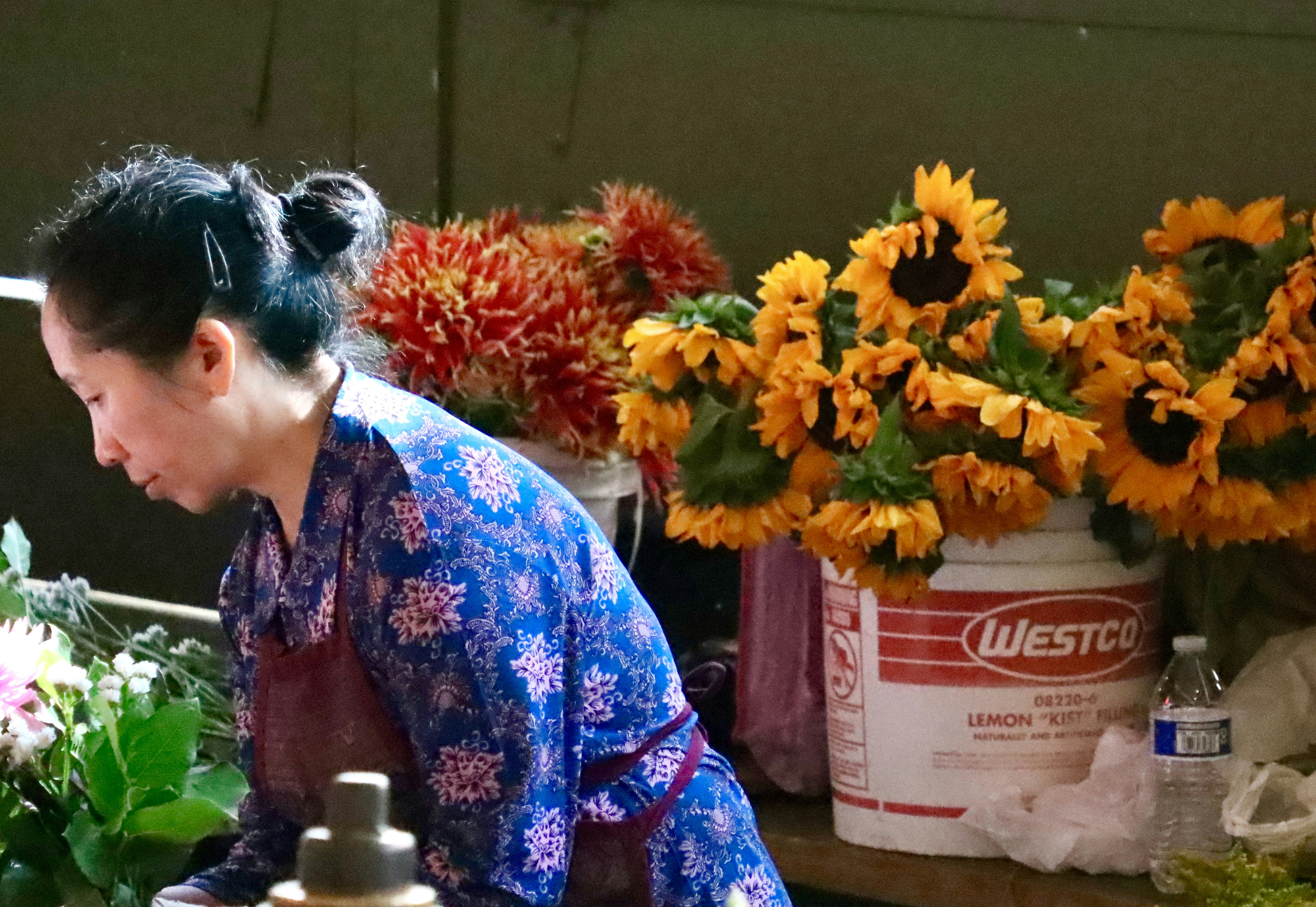 Atelier de florar cu aranjamente în lucru