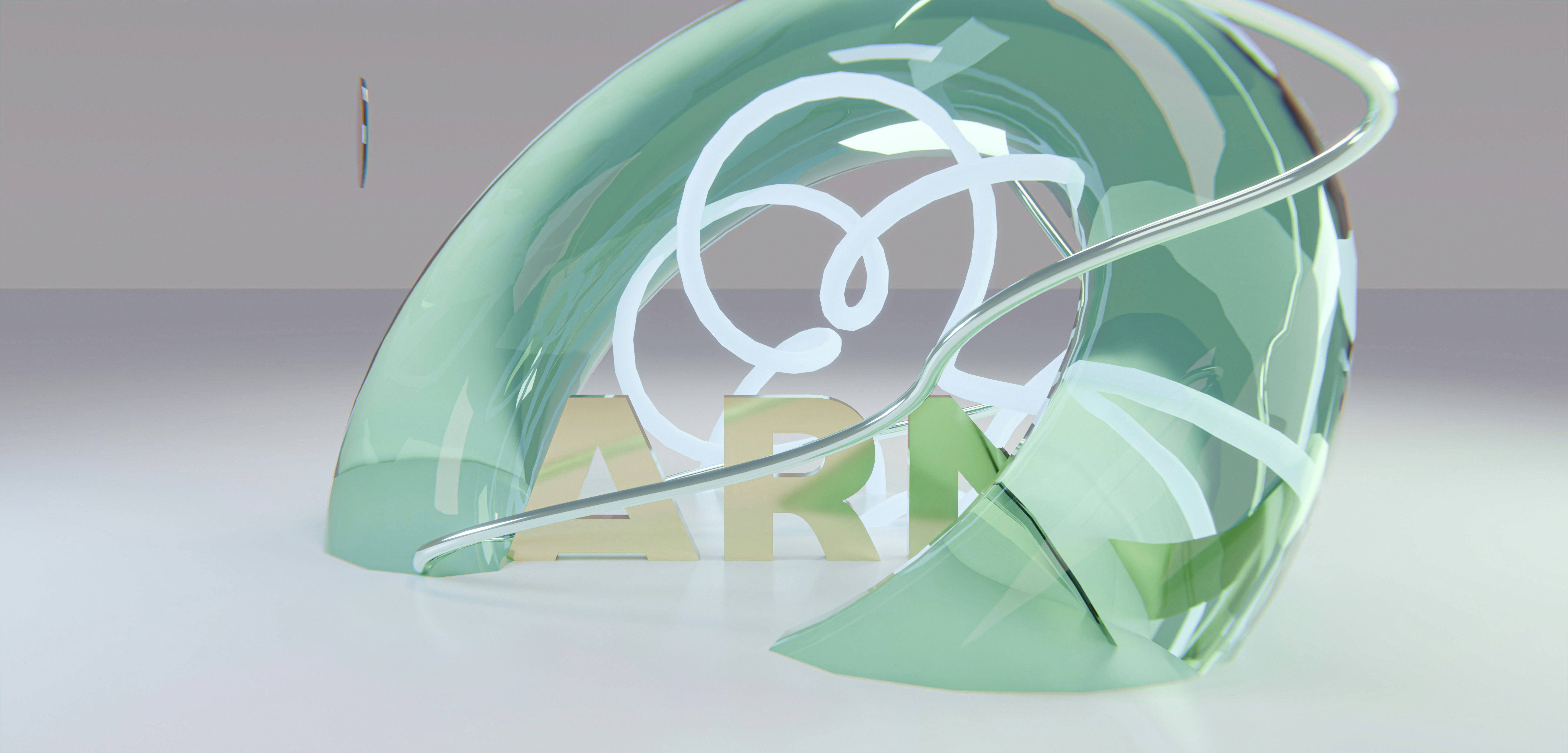 Escultura abstracta de vidrio verde azulado con diseño blanco y ondulante.