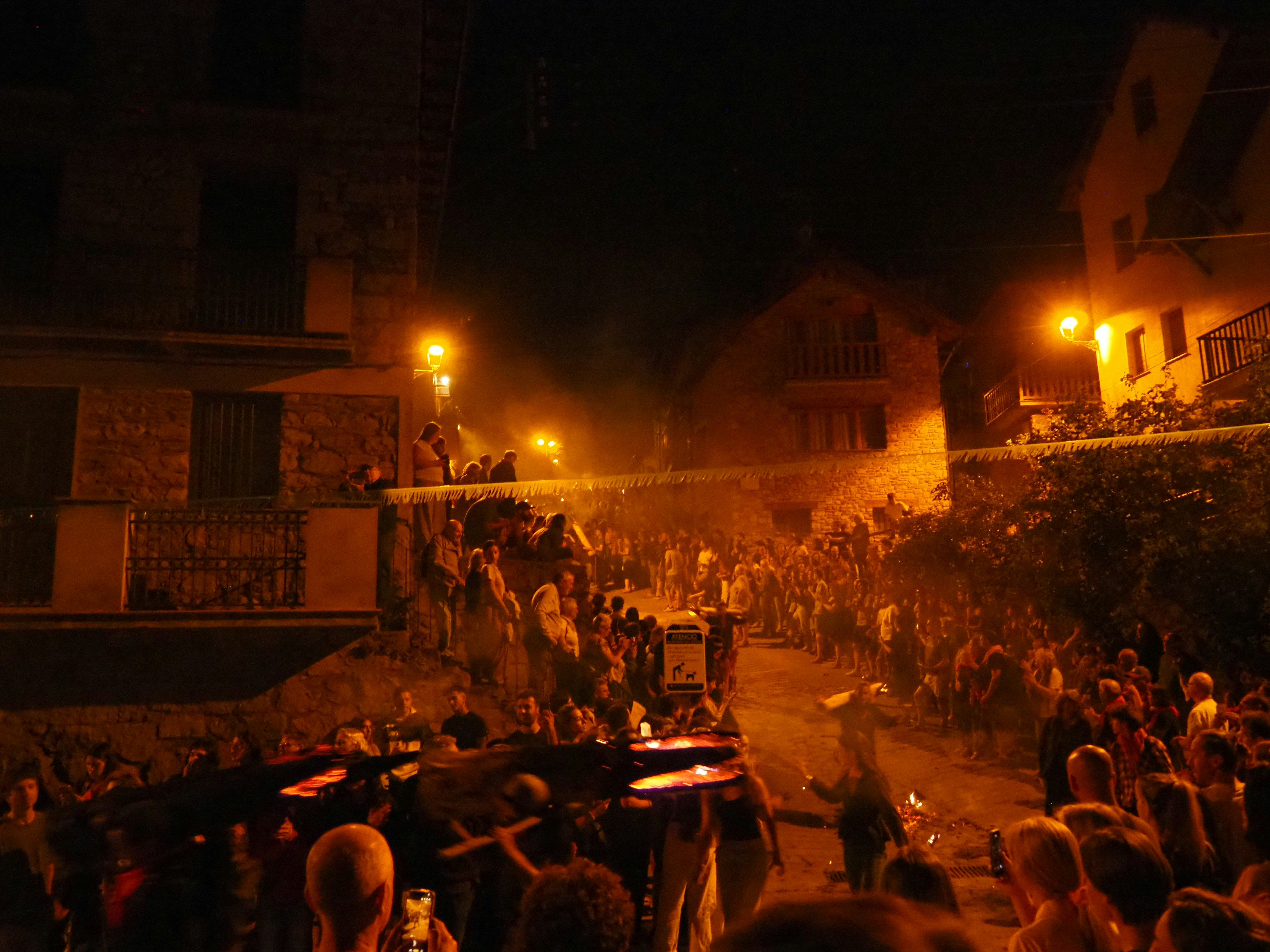 Night procession with a large crowd in isil