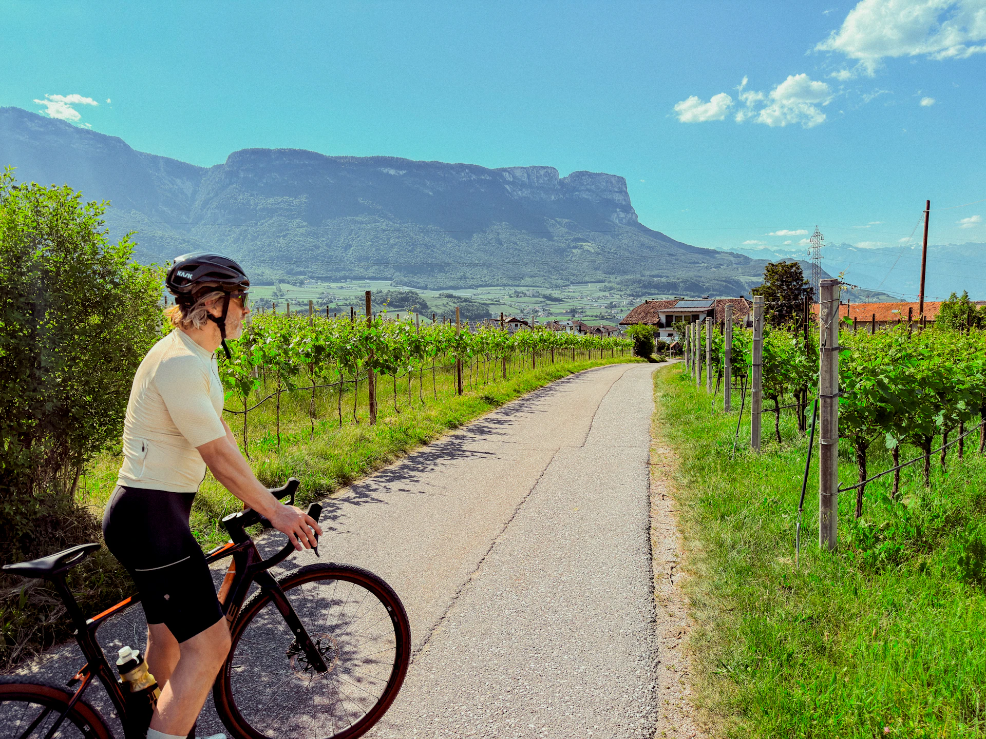 Ciclista sulla strada bianca tra i vigneti