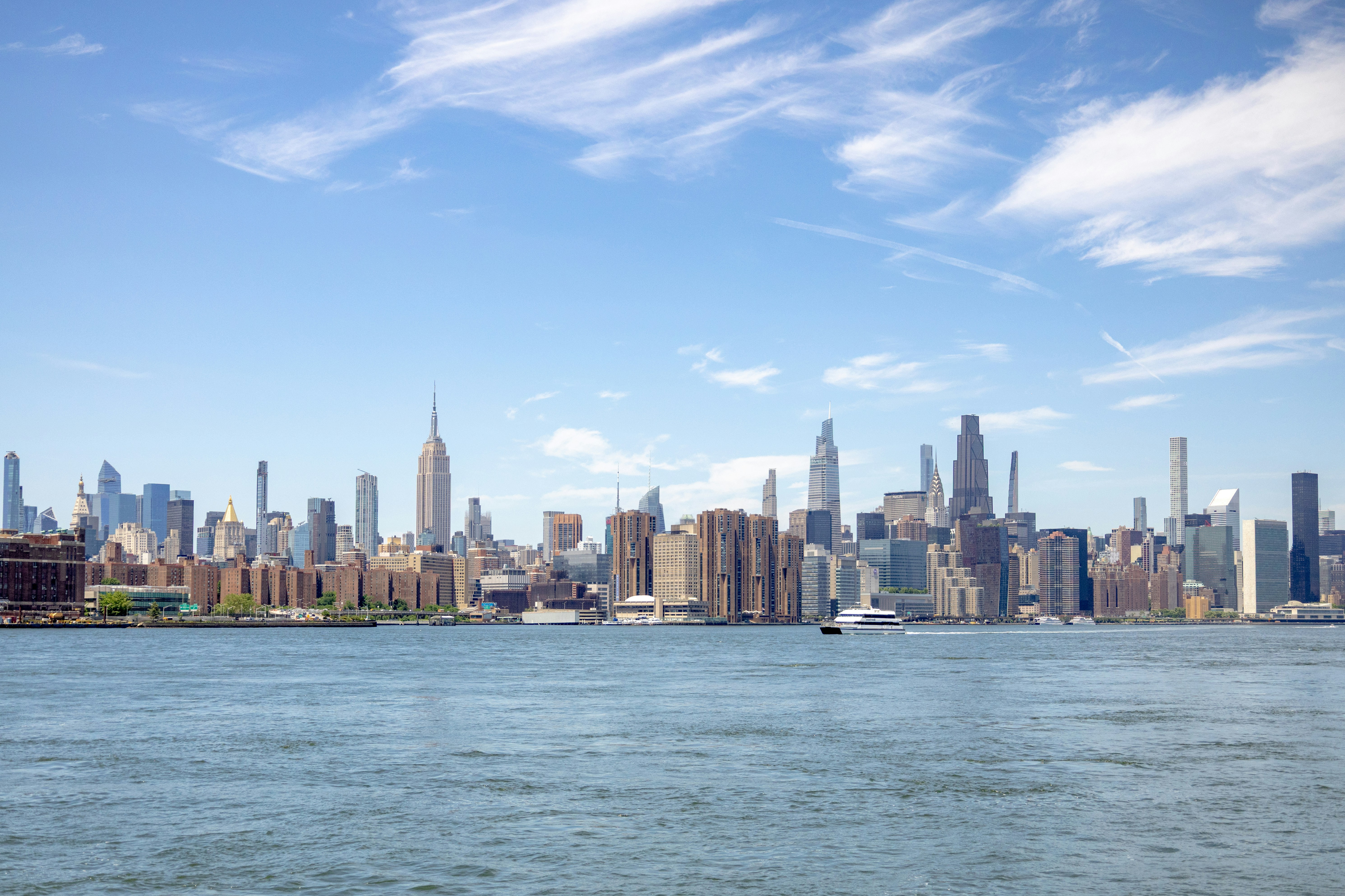 La silhouette de New York avec des gratte-ciel de l’autre côté du fleuve.