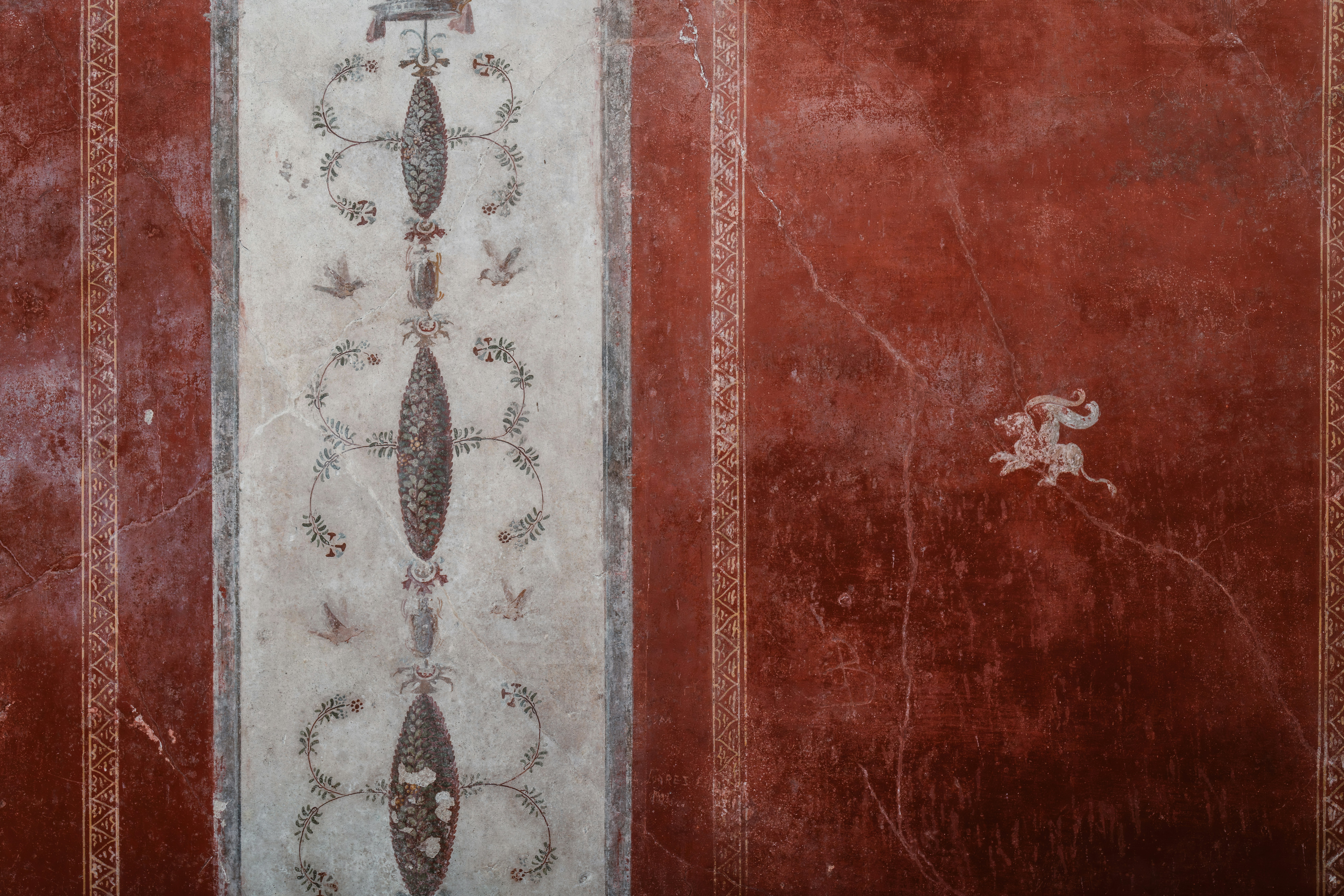 Fotomural Ancient fresco with red background and white ornamental stripe