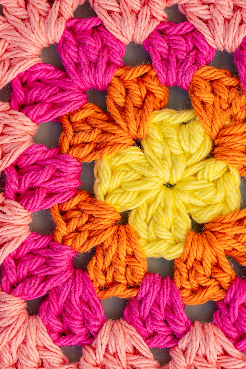 Granny square crocheté aux couleurs vives jaune, orange et rose
