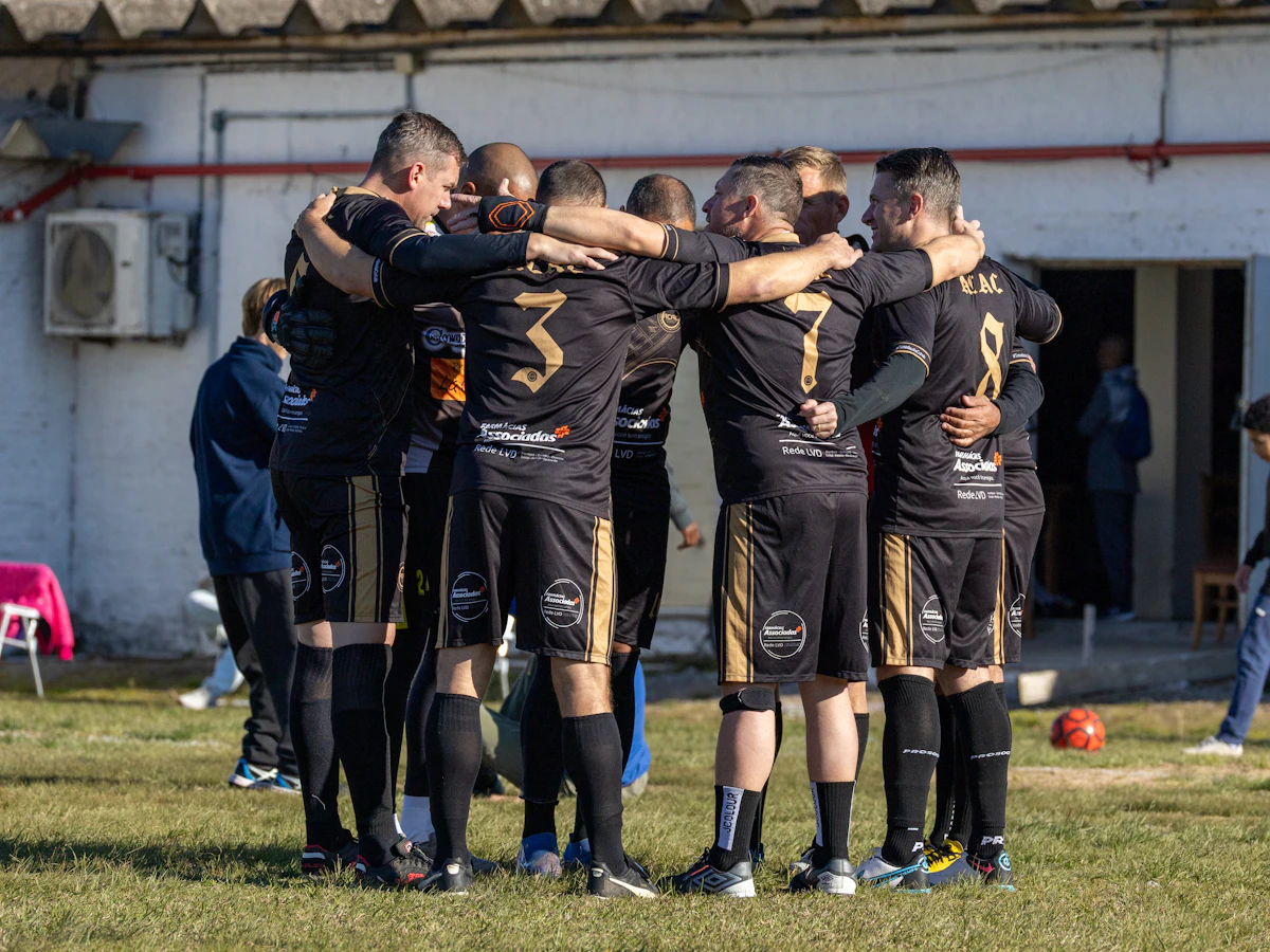 Equipo joven de fútbol reunido en el campo