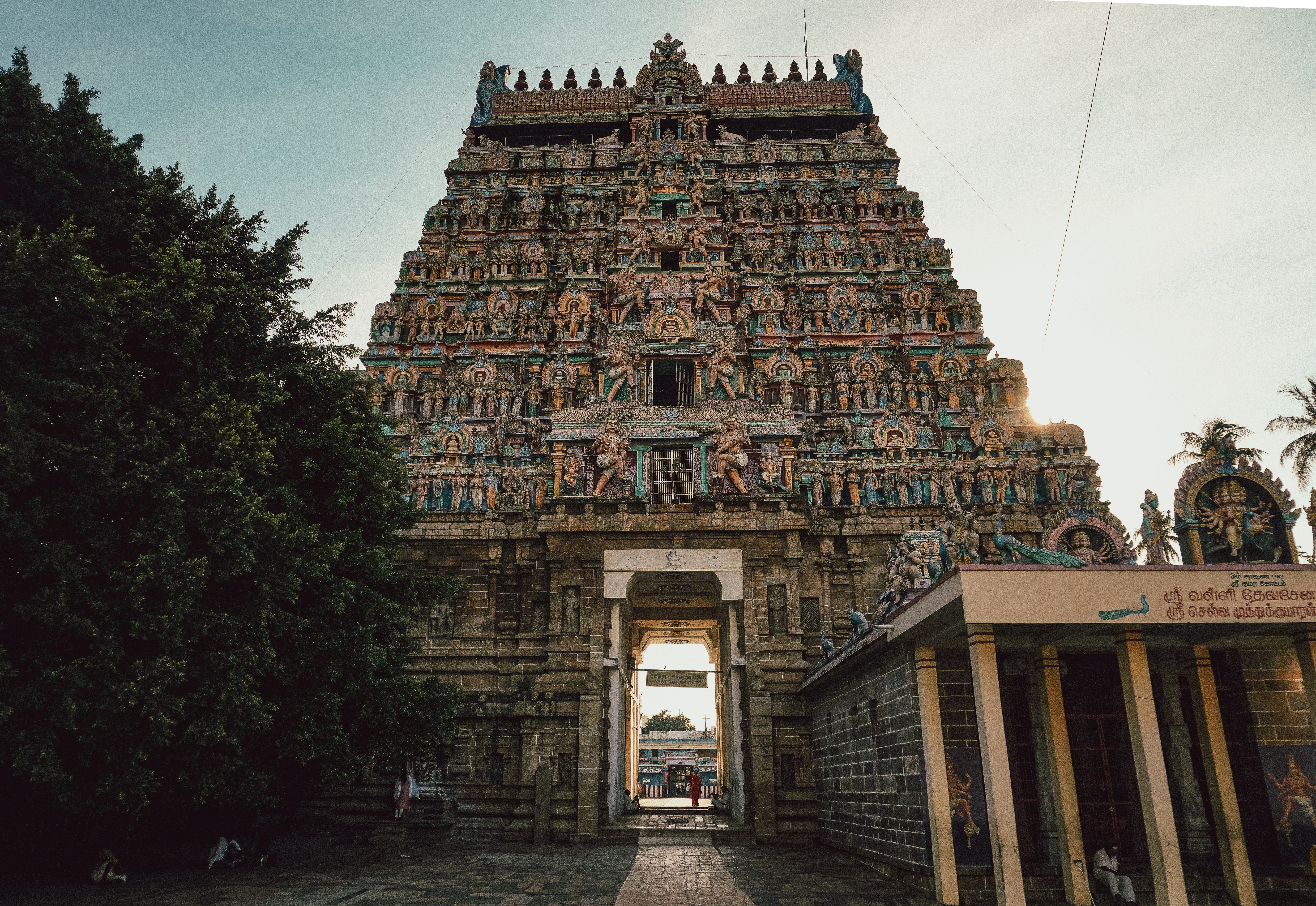 Un antico tempio indiano ornamentato gopuram al tramonto