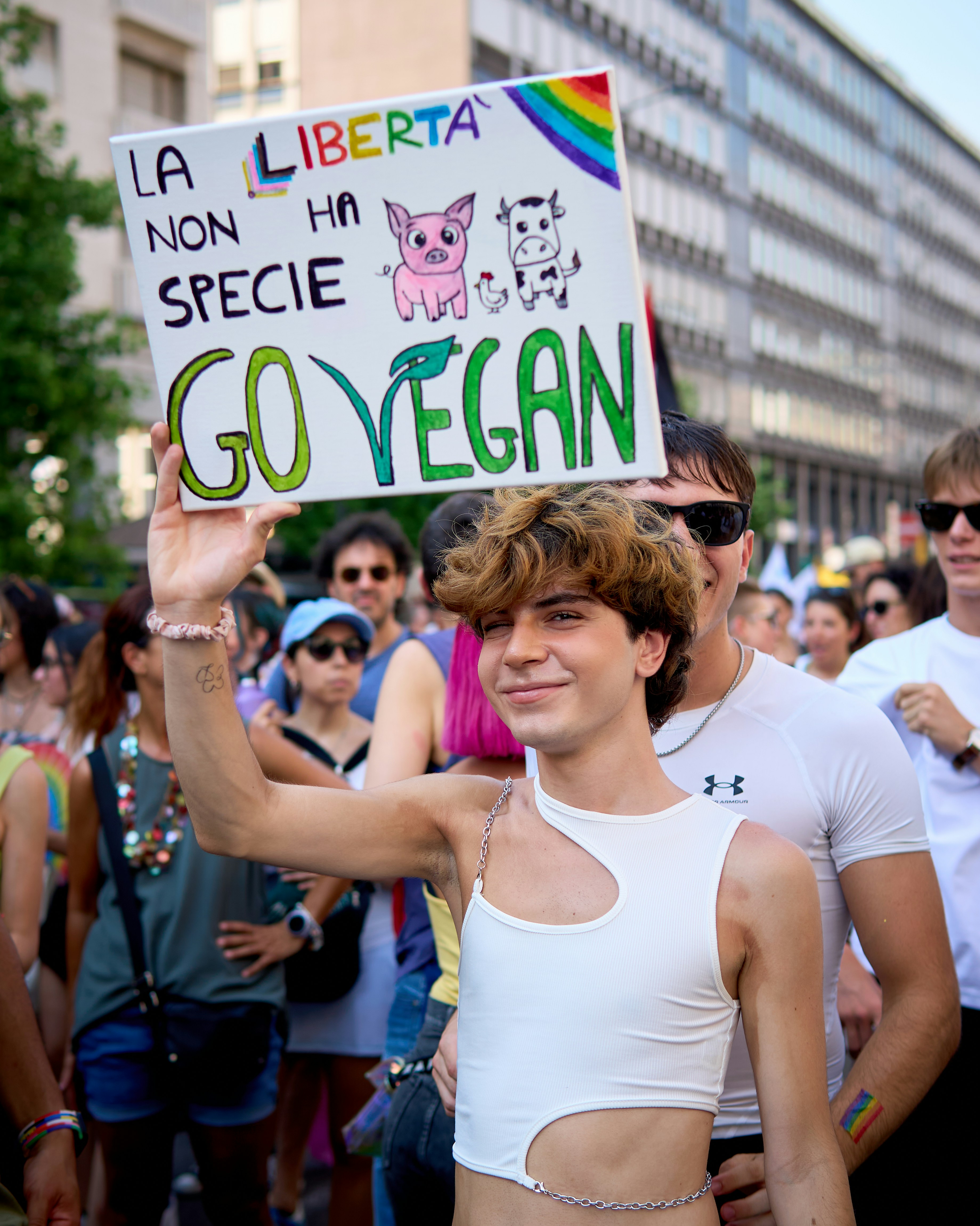 Orang yang memegang tanda 'kebebasan tidak memiliki spesies, menjadi vegan'.