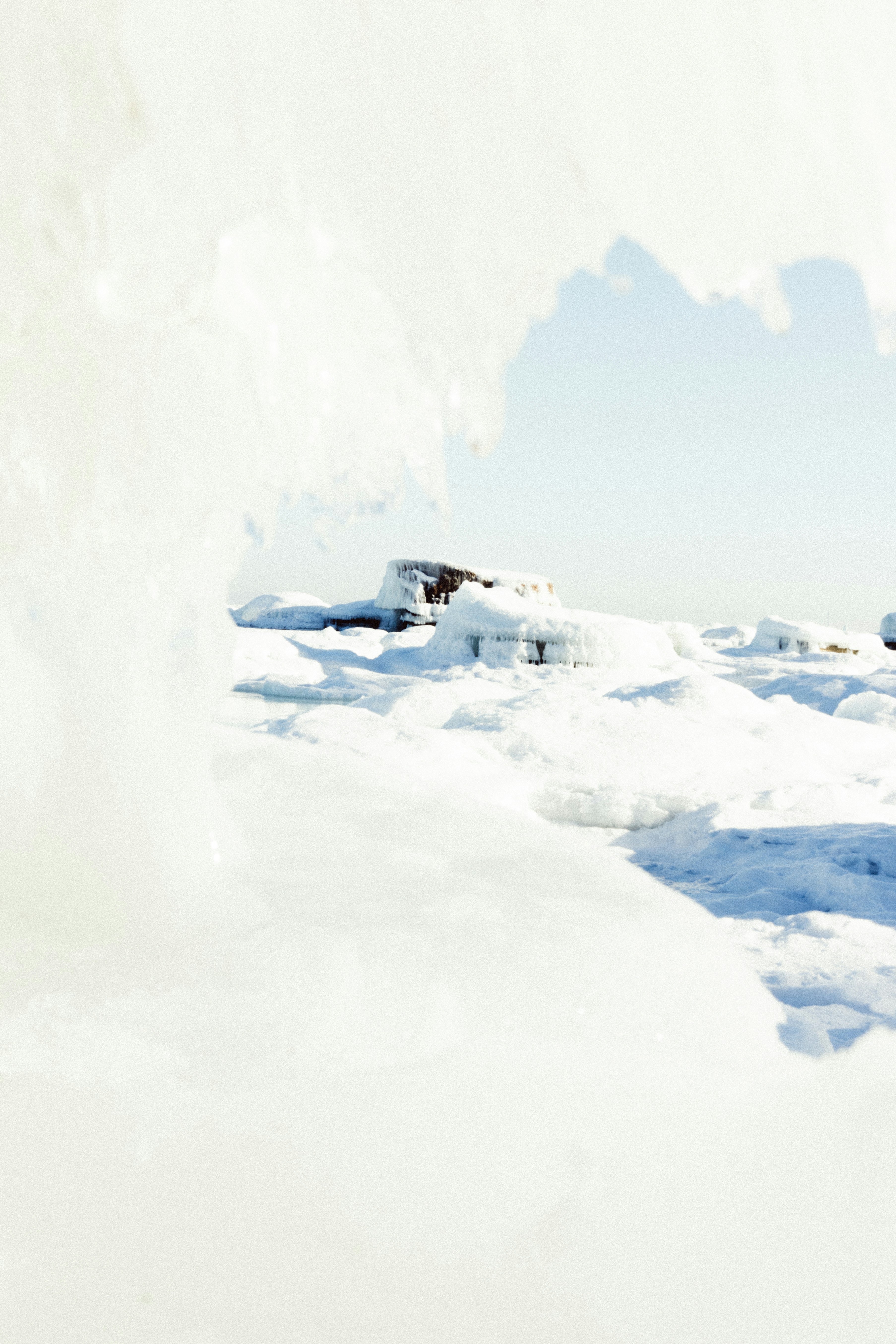 D’immenses formations de neige et de glace sous un ciel hivernal éclatant