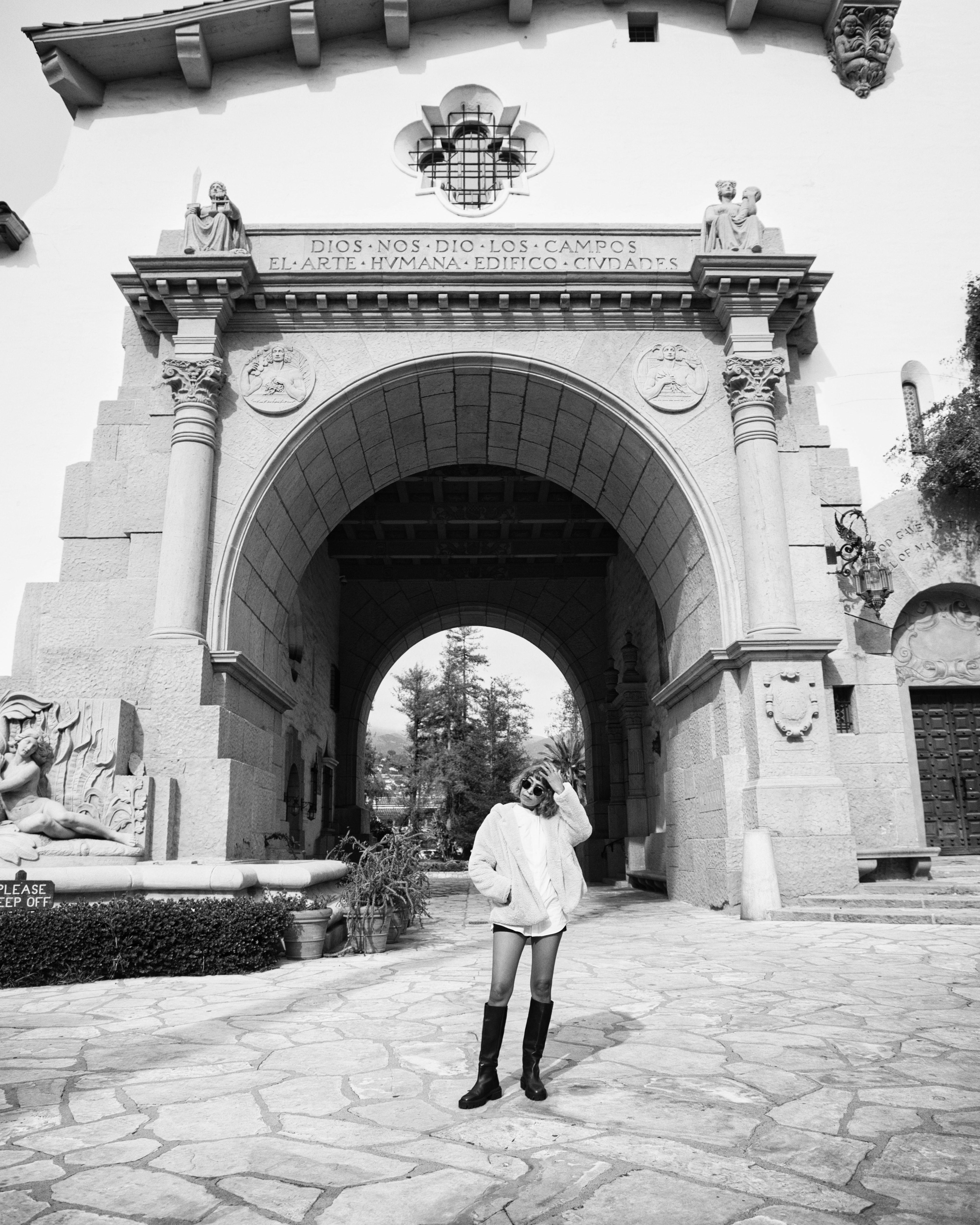 Femme posant devant une arche ornée
