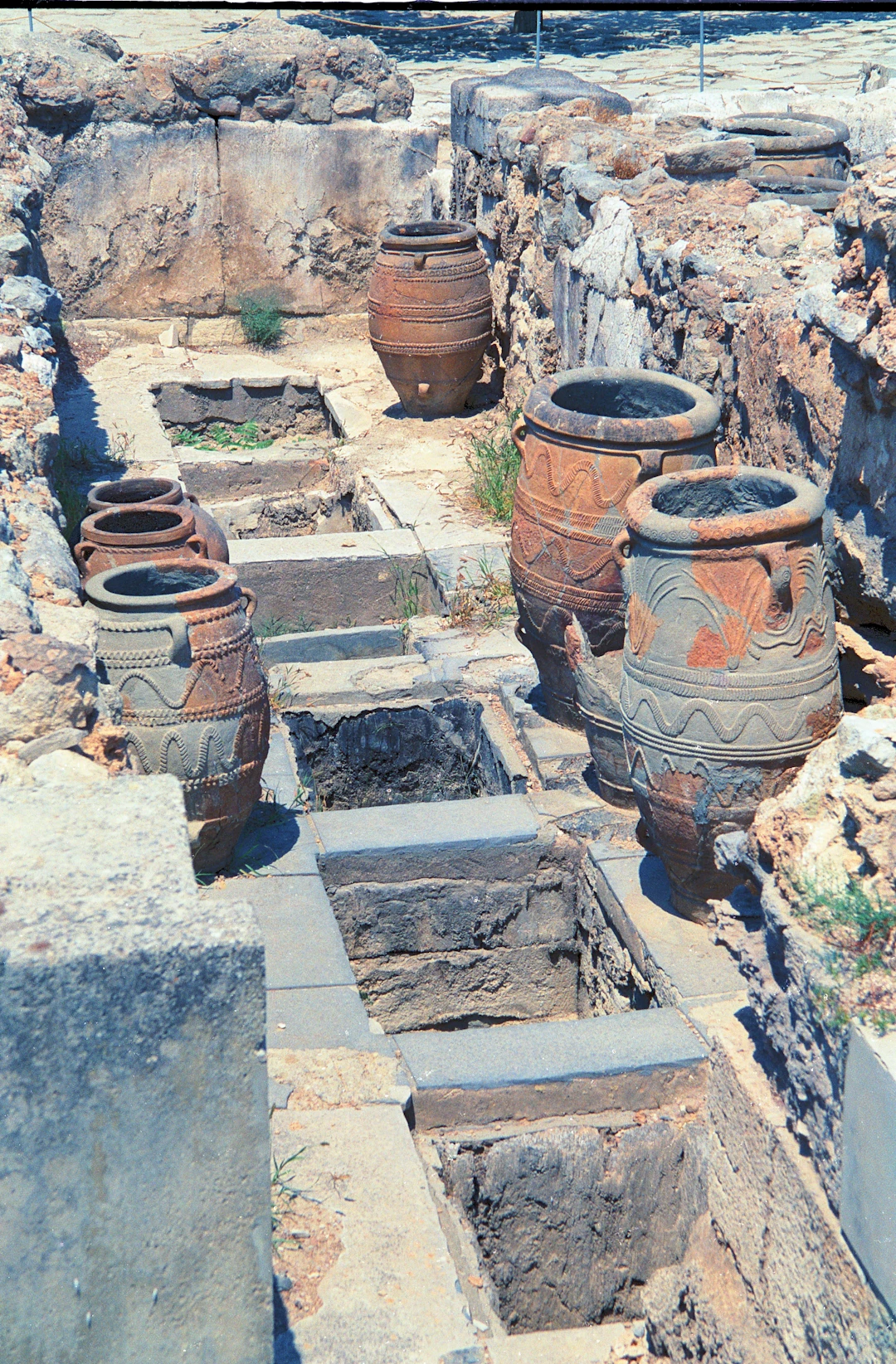 Large Minoan storage jars (illustration)