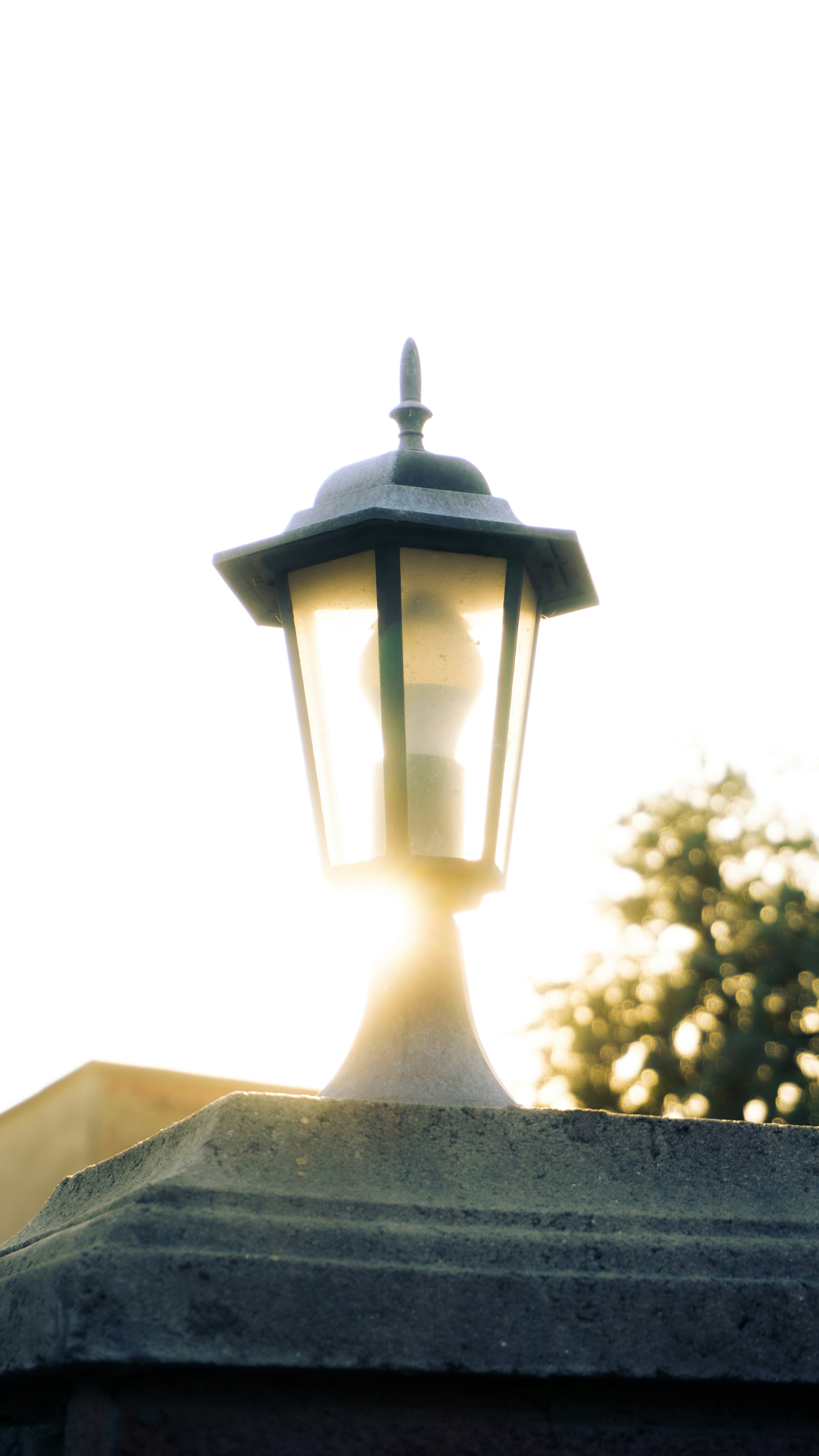 Un lampione esterno che brilla alla luce del sole.