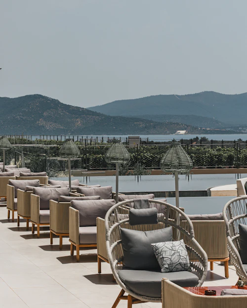 Góc Bay Lounge ngắm vịnh, view núi bao quanh