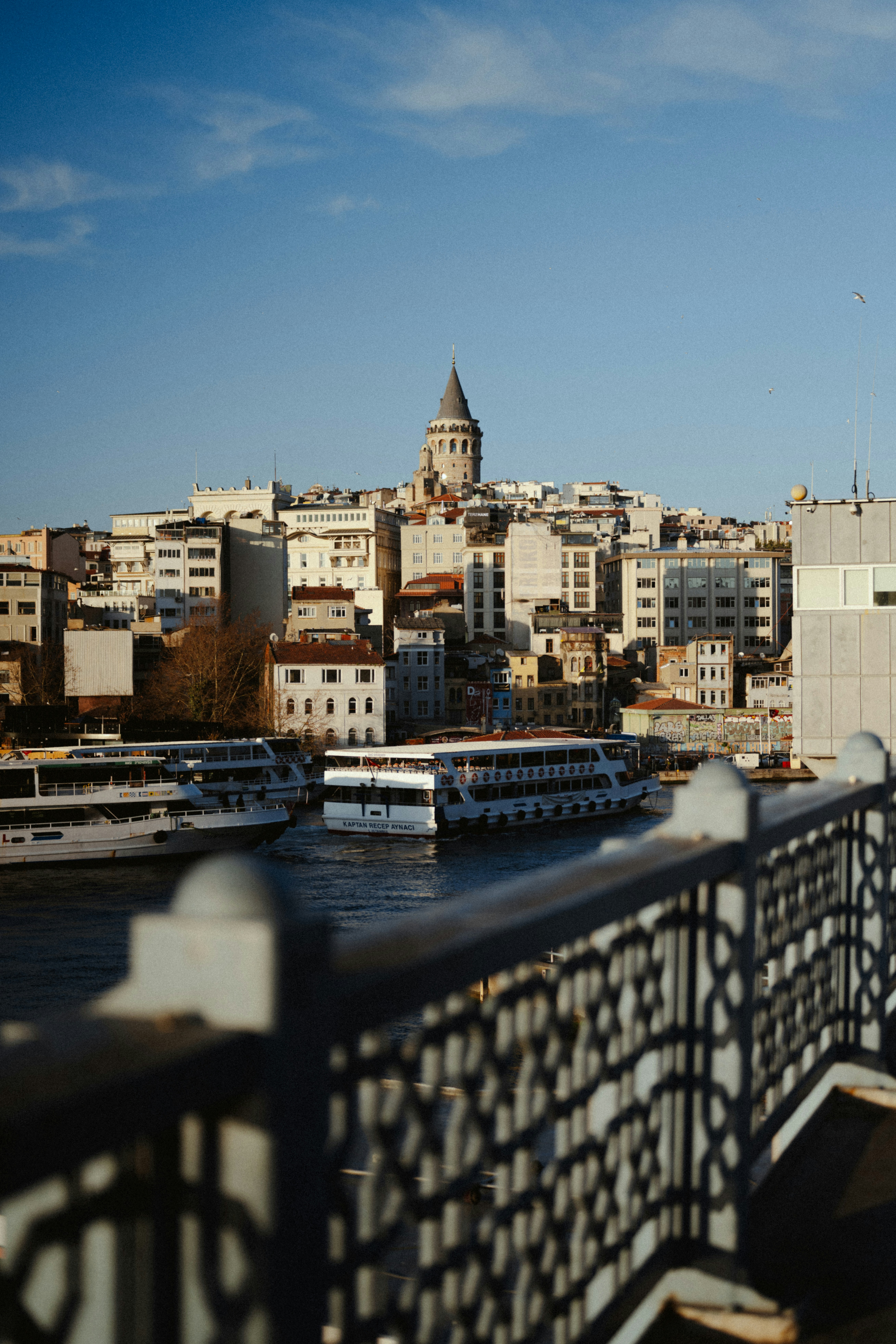 Menara galata ikonik yang menjulang di atas tepi laut bersejarah Istanbul.