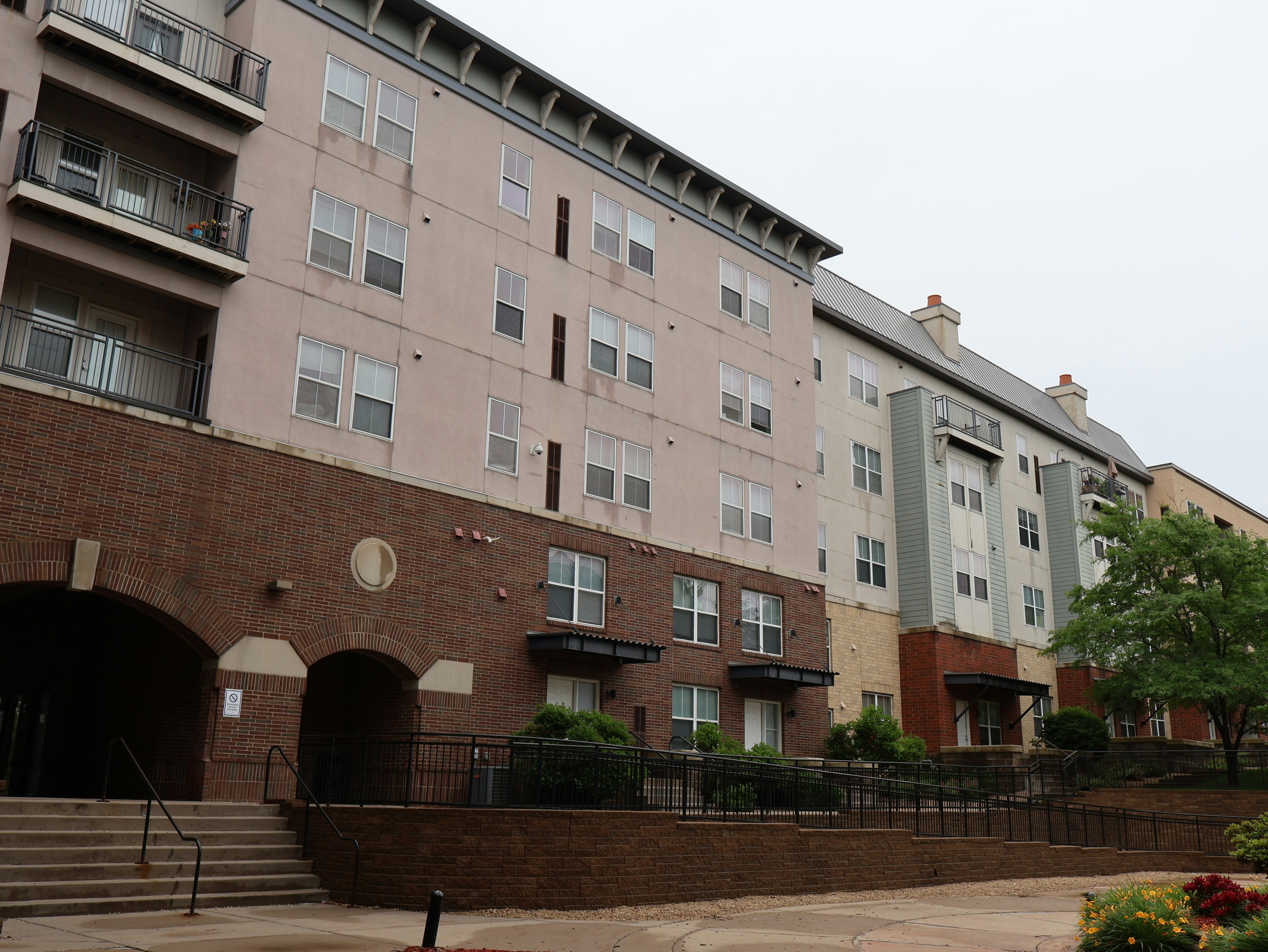 apartment rental building exterior - Exterior view of a multi-story residential apartment building.