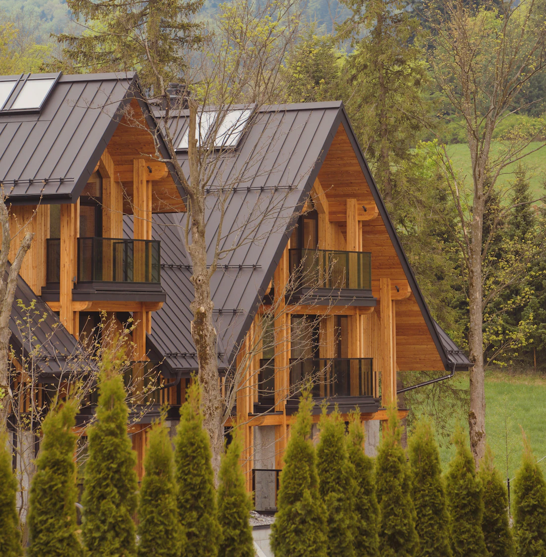 Green Valley — những ngôi nhà gỗ hiện đại mái sẫm màu giữa cây xanh