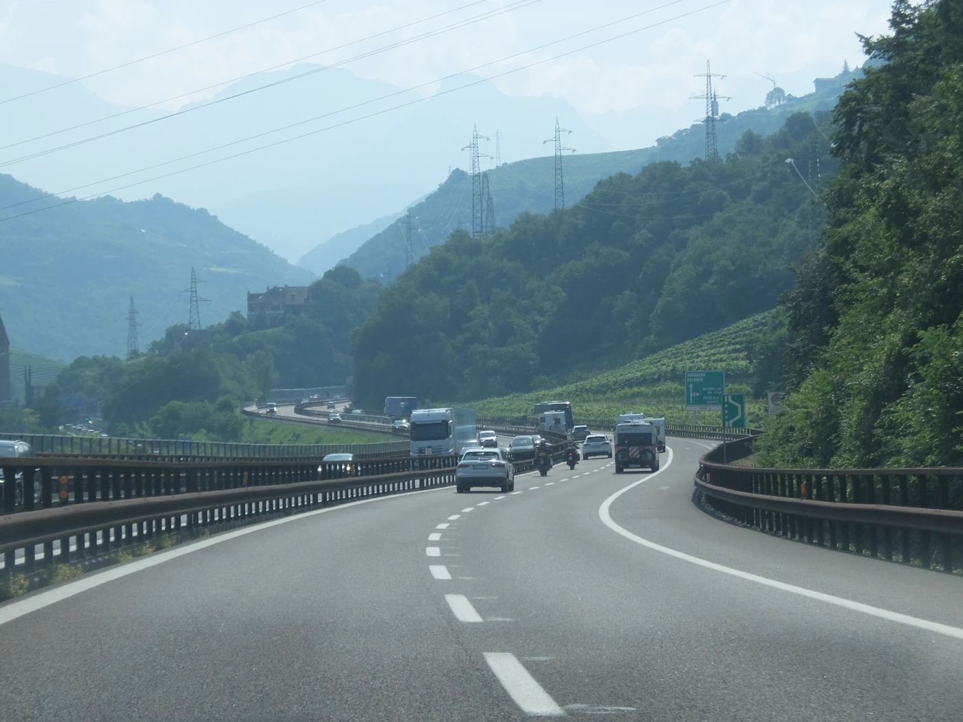 Verkehr auf einer Bergstraße
