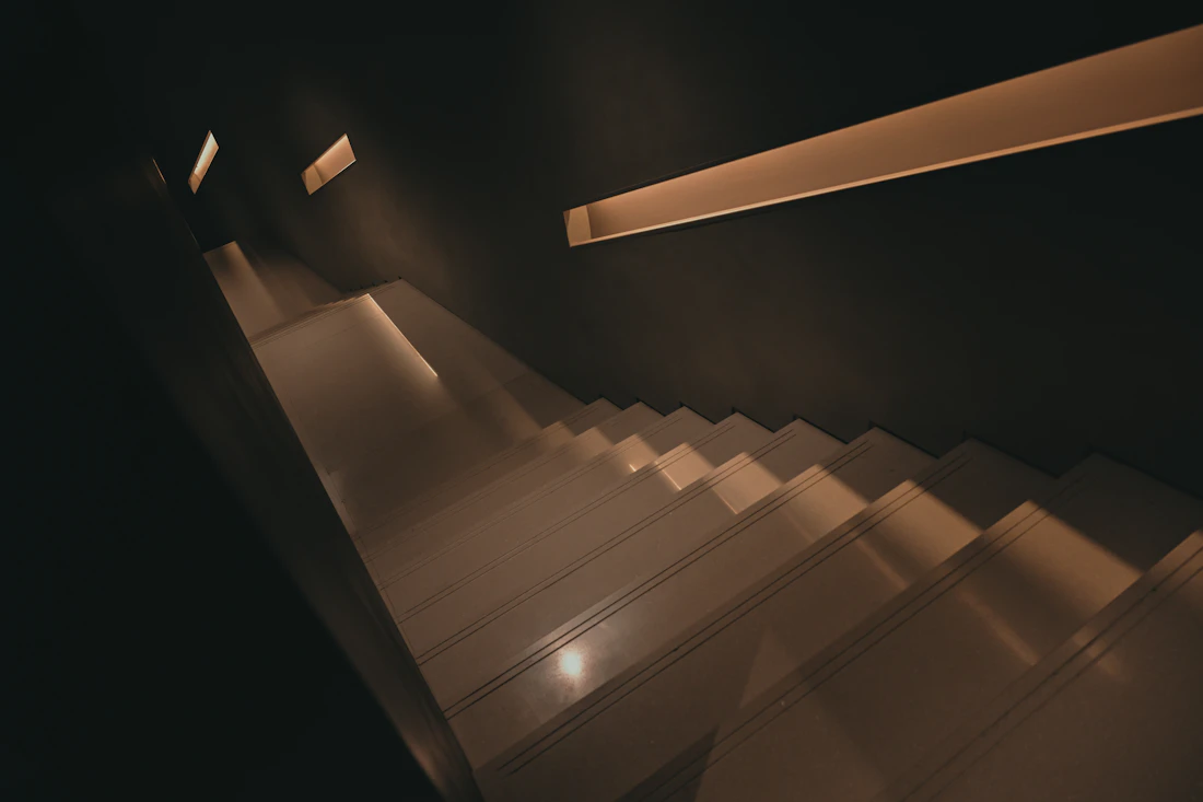 Escada com iluminação suave