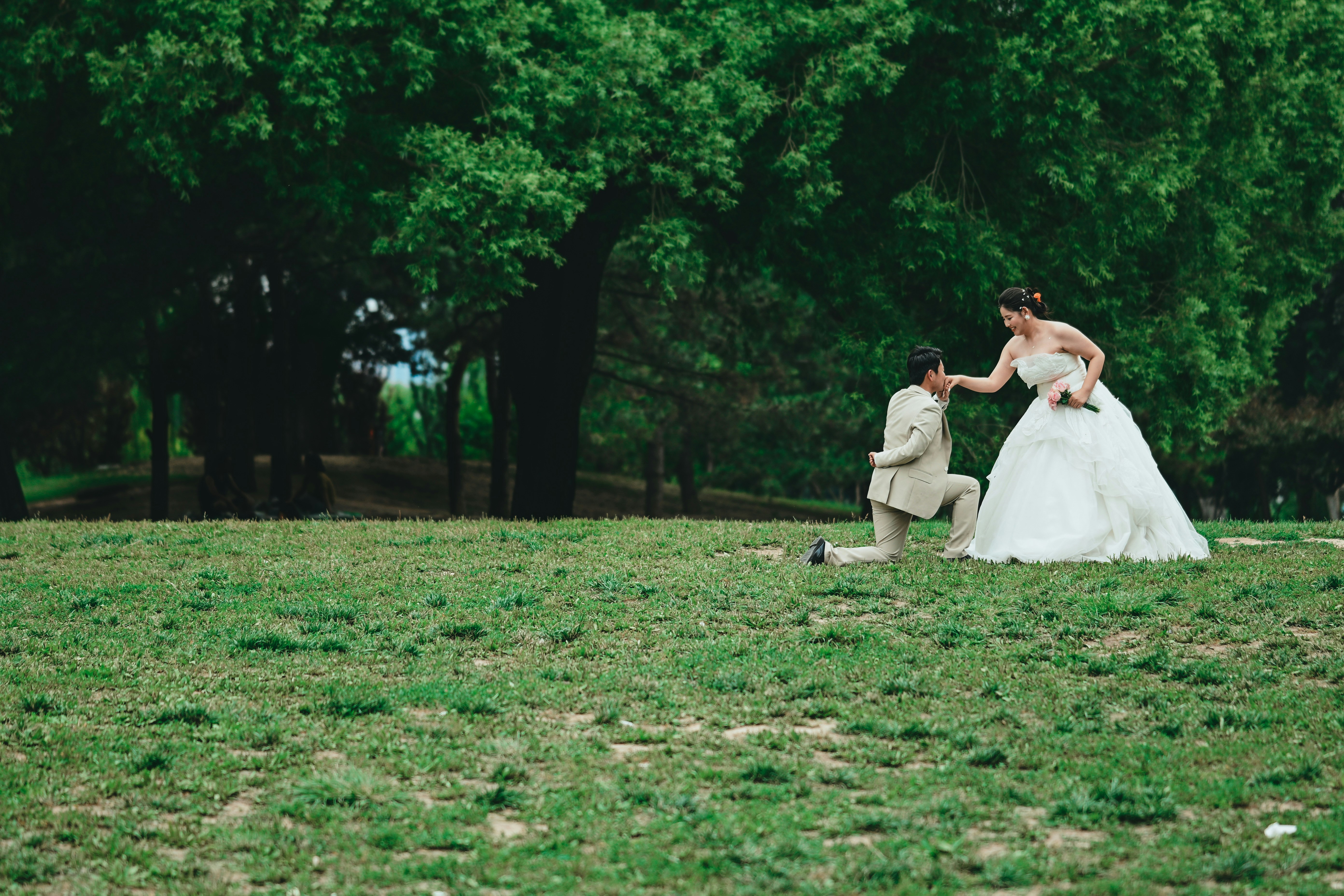 Man proposing to a woman outdoors before deciding on premarital counseling