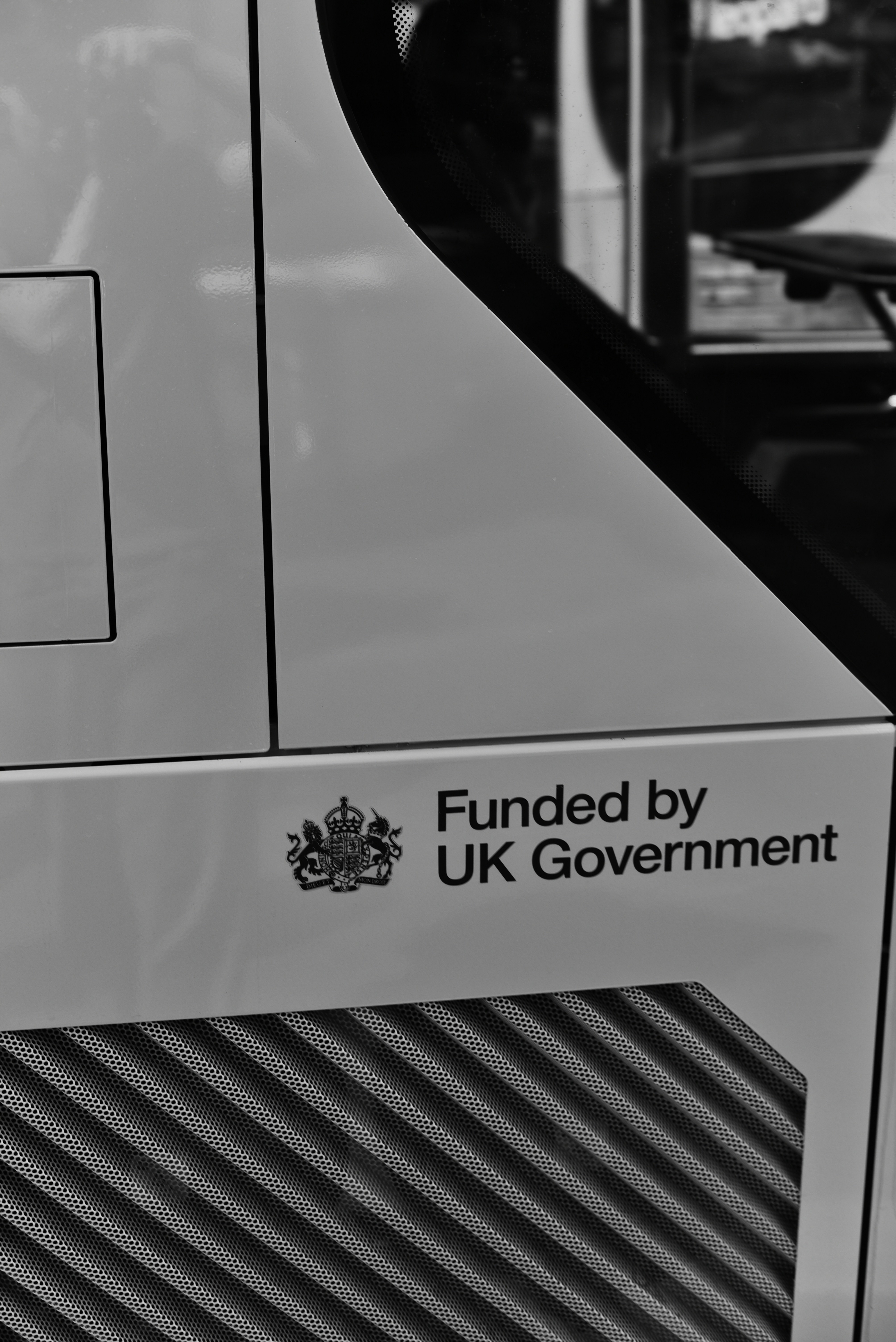 Scrivi 'finanziato dal governo britannico' sul lato di un veicolo.