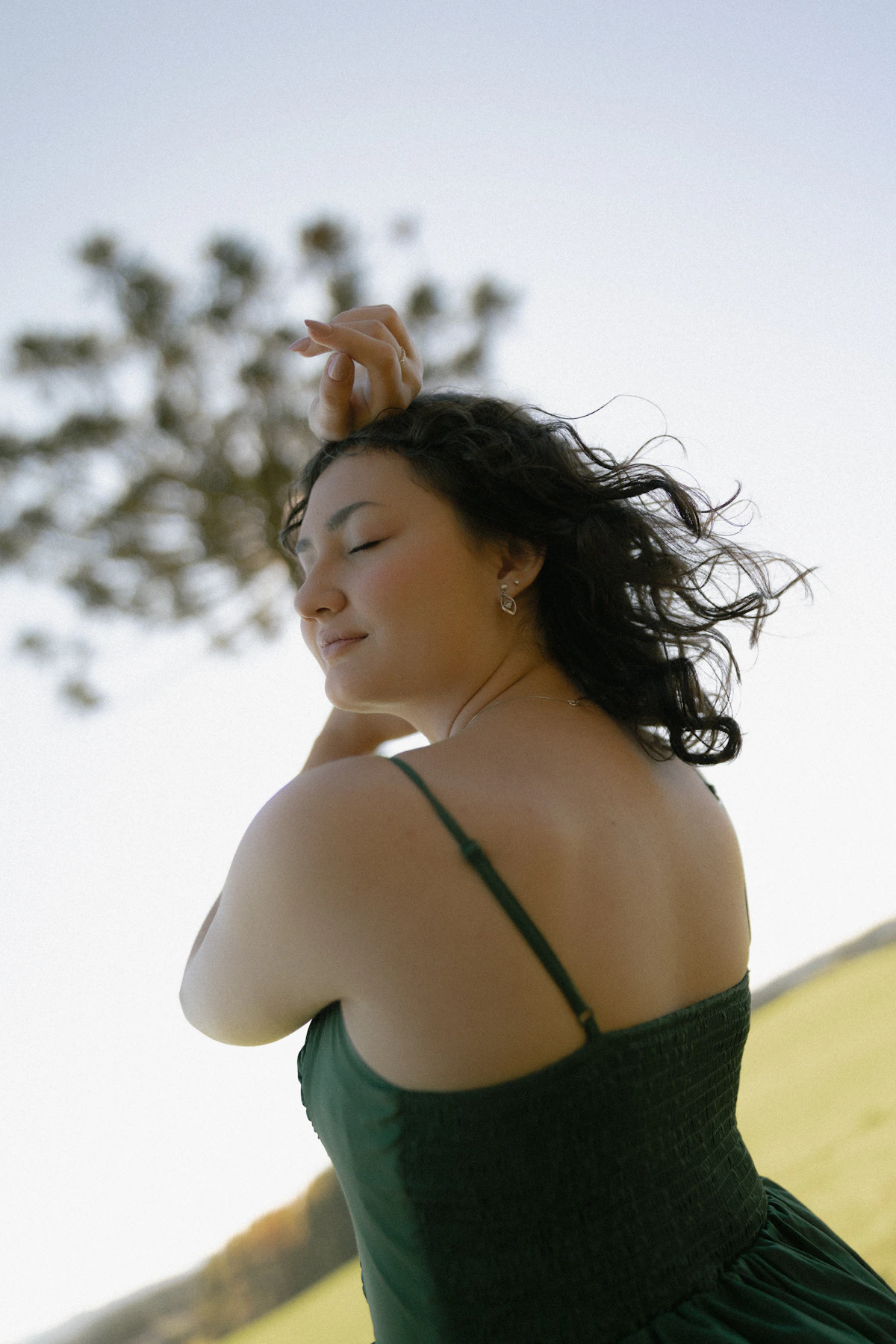 Vrouw in verstilling en meditatie als beeld voor innerlijke herinneringen