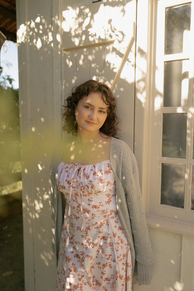 Fotografía de inspiración de un vestido estampado, no es una publicación oficial