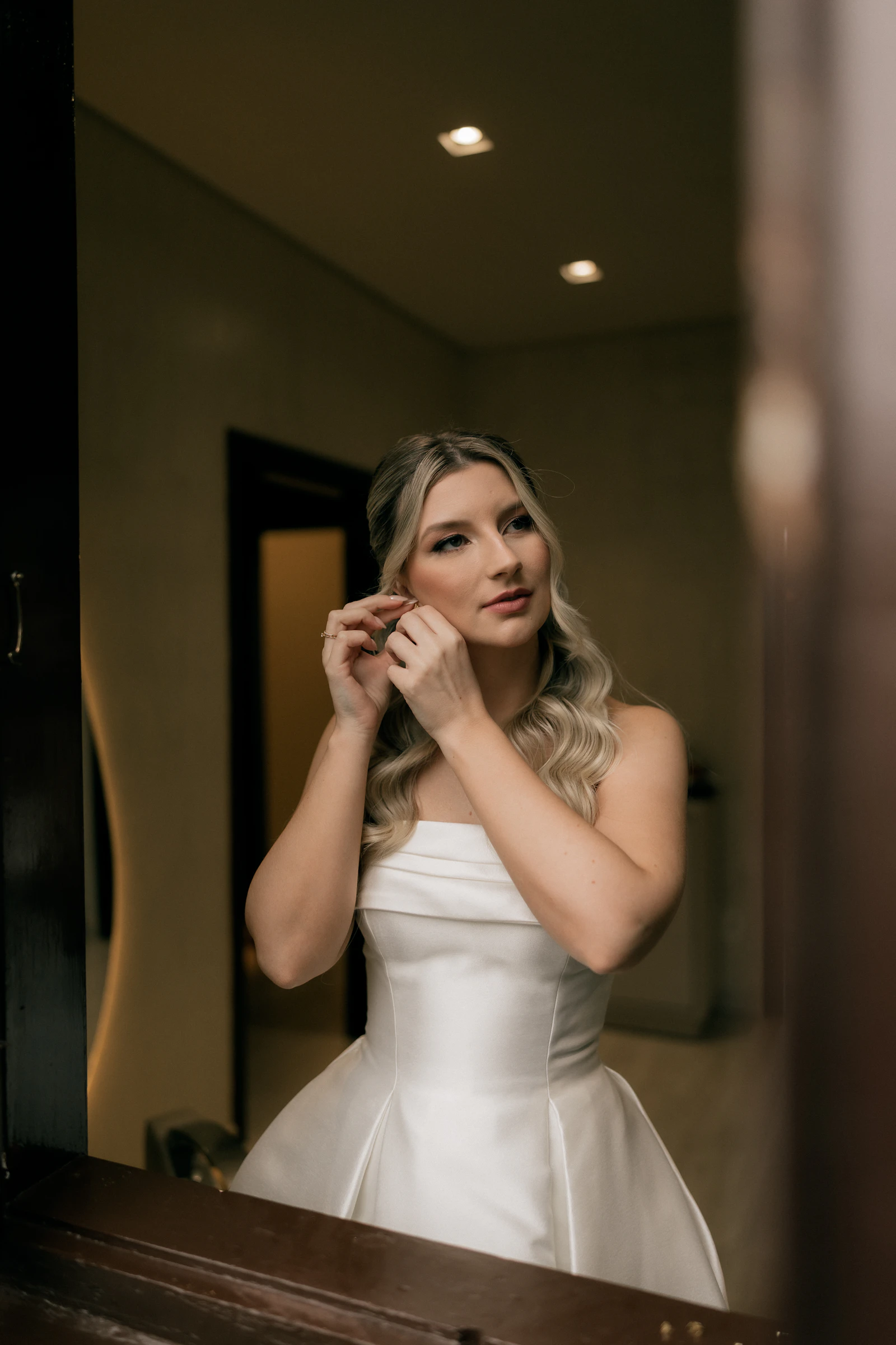 Novia poniéndose unos pendientes