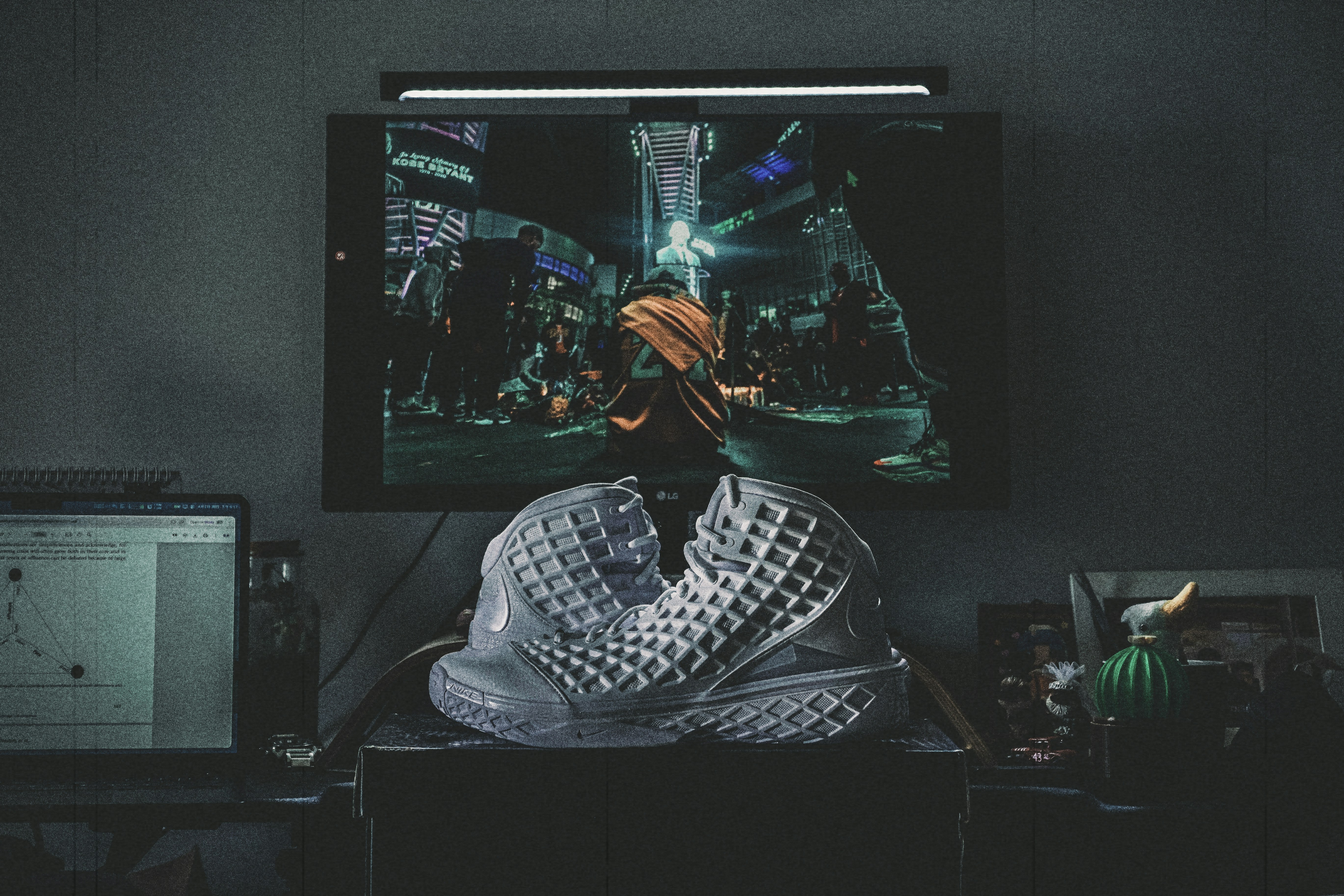 Persona viendo una escena vibrante en una pantalla de televisión.