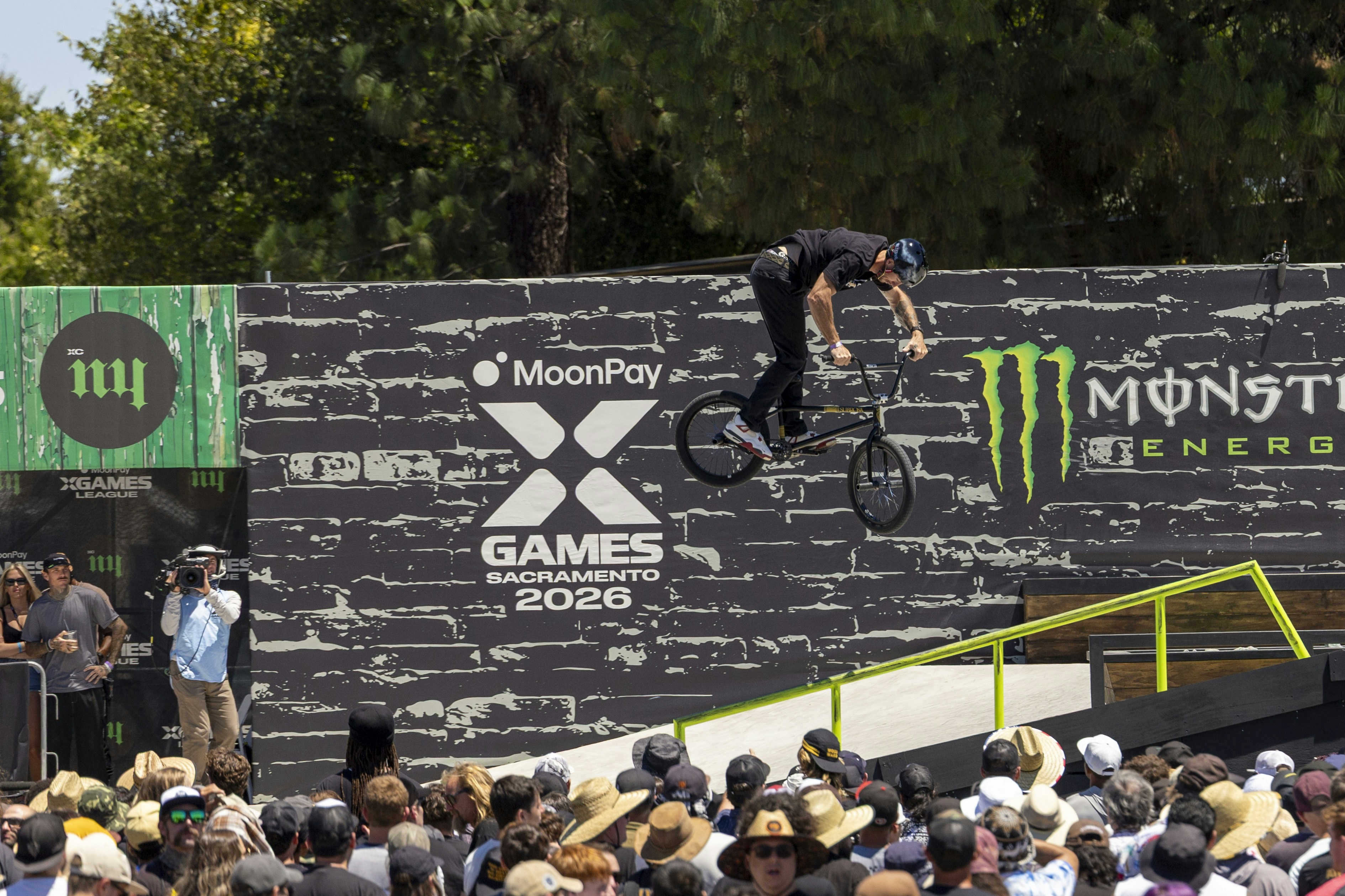 Pengendara Bmx melakukan trik udara di acara x games