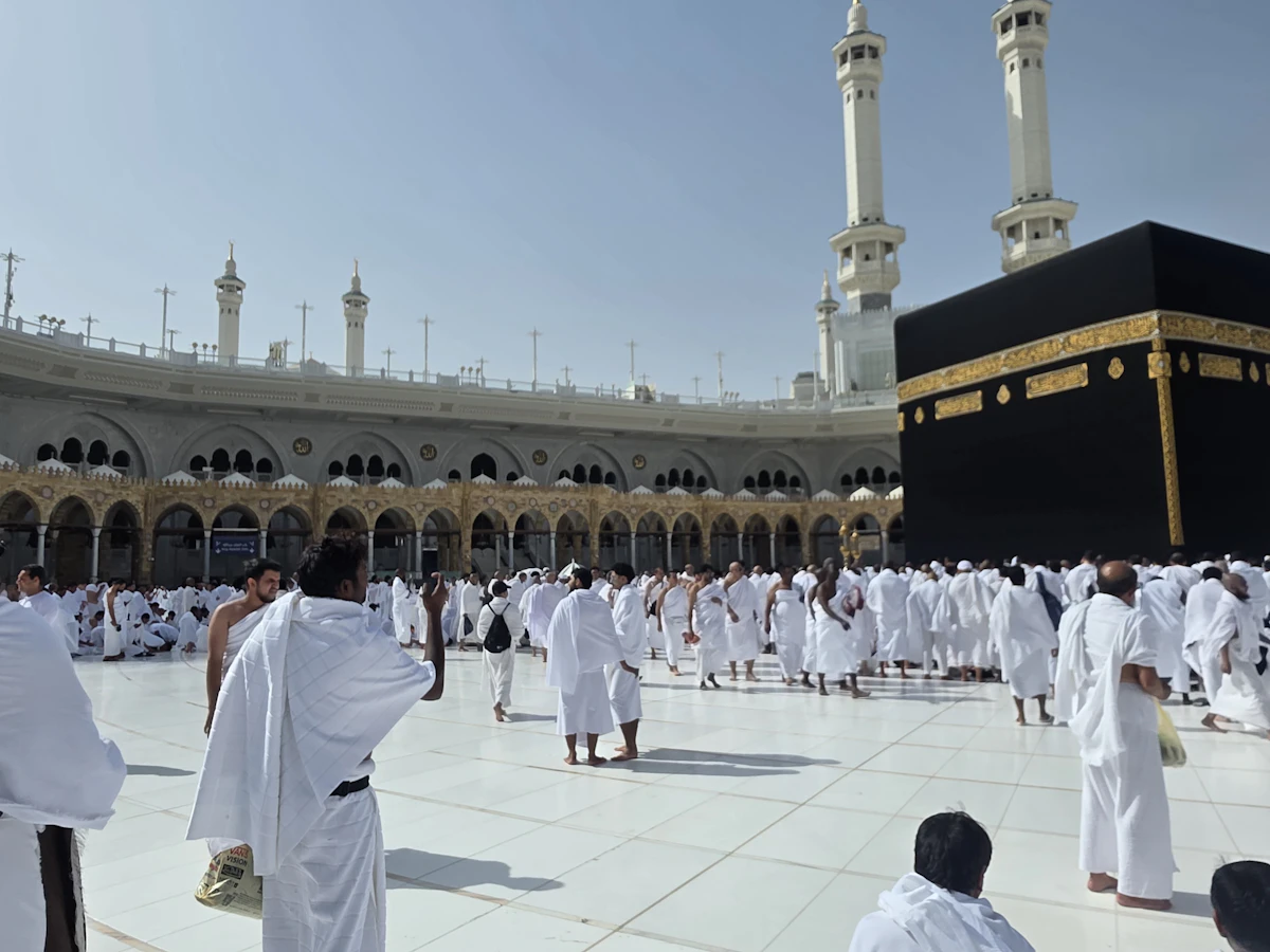 Jemaah berpakaian putih mengelilingi Kakbah