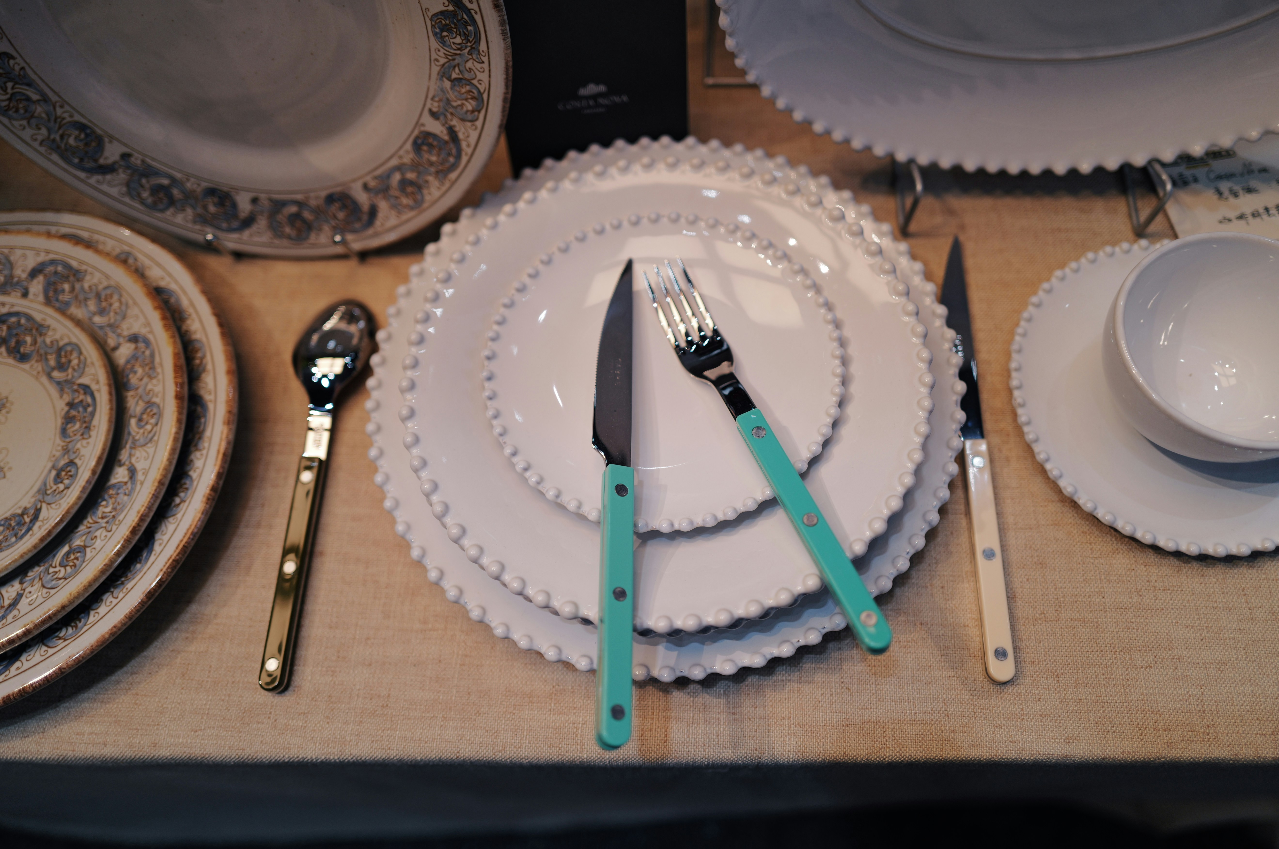 Une assiette gastronomique dressée sur une table de restaurant.