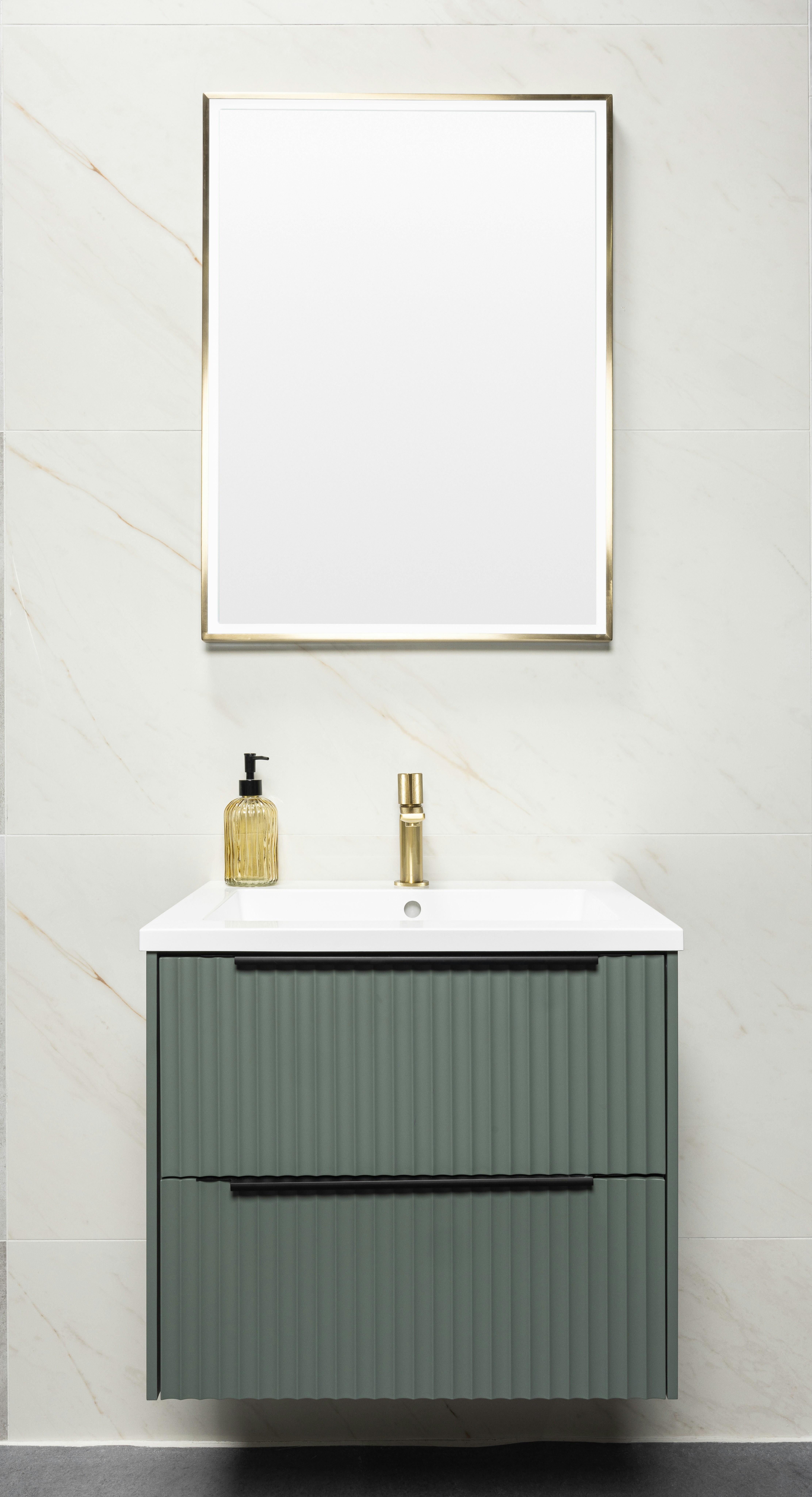 Baño con tocador verde, grifo dorado y espejo.
