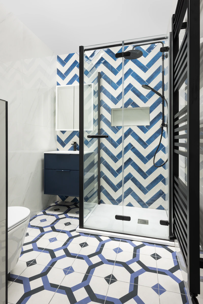 Mavi balıksırtı fayanslı banyo