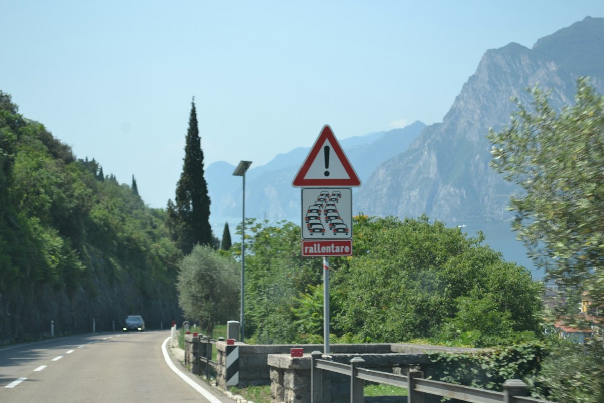 Panneau routier invitant les conducteurs à ralentir sur une route de montagne